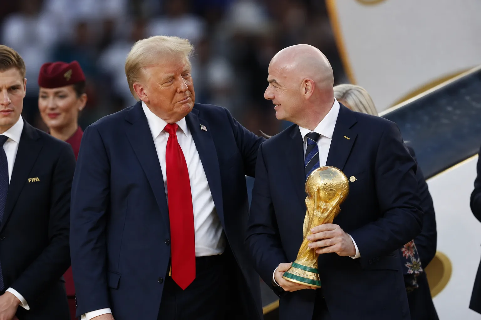 "FIFA, 월드컵 운영 자회사 세워 민간에 지분 매각 추진" 핵심 내용을 시각화한 이미지