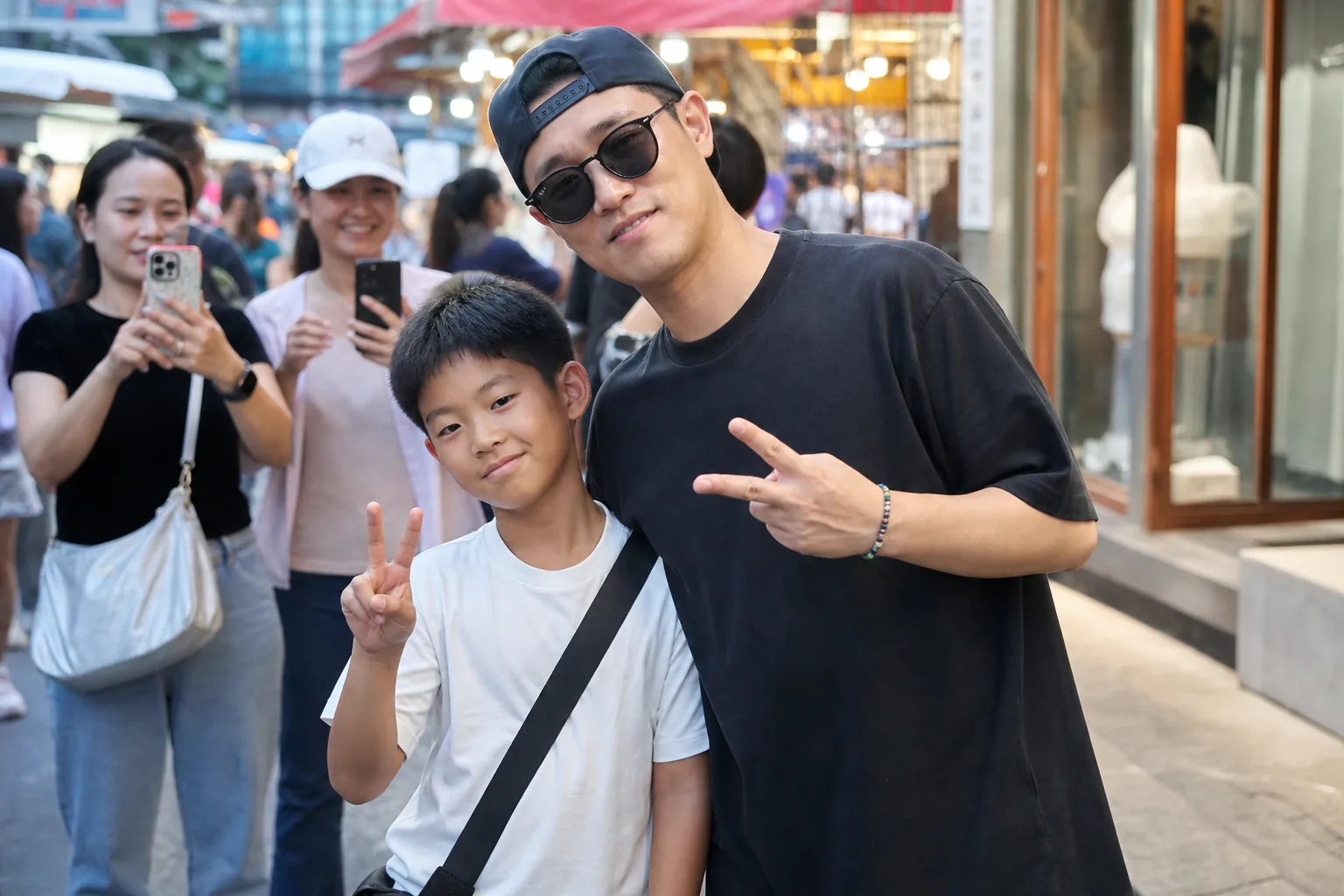 개리, 태국서 사진 요청 쇄도…8살 子 하오와 붕어빵 포즈 [SD셀픽] 핵심 내용을 시각화한 이미지