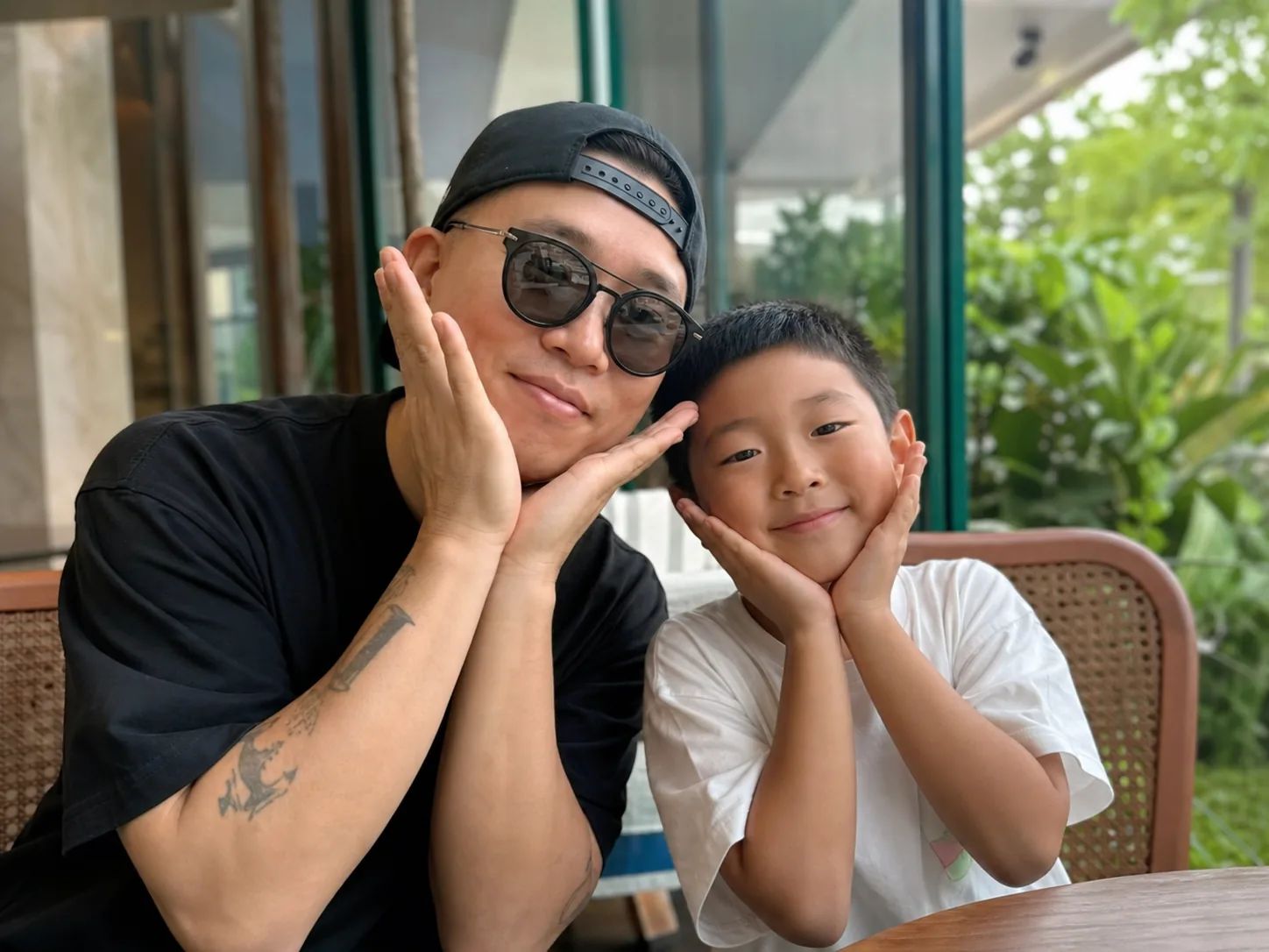 개리, 태국서 사진 요청 쇄도…8살 子 하오와 붕어빵 포즈 [SD셀픽] 배경과 파장을 설명하는 이미지