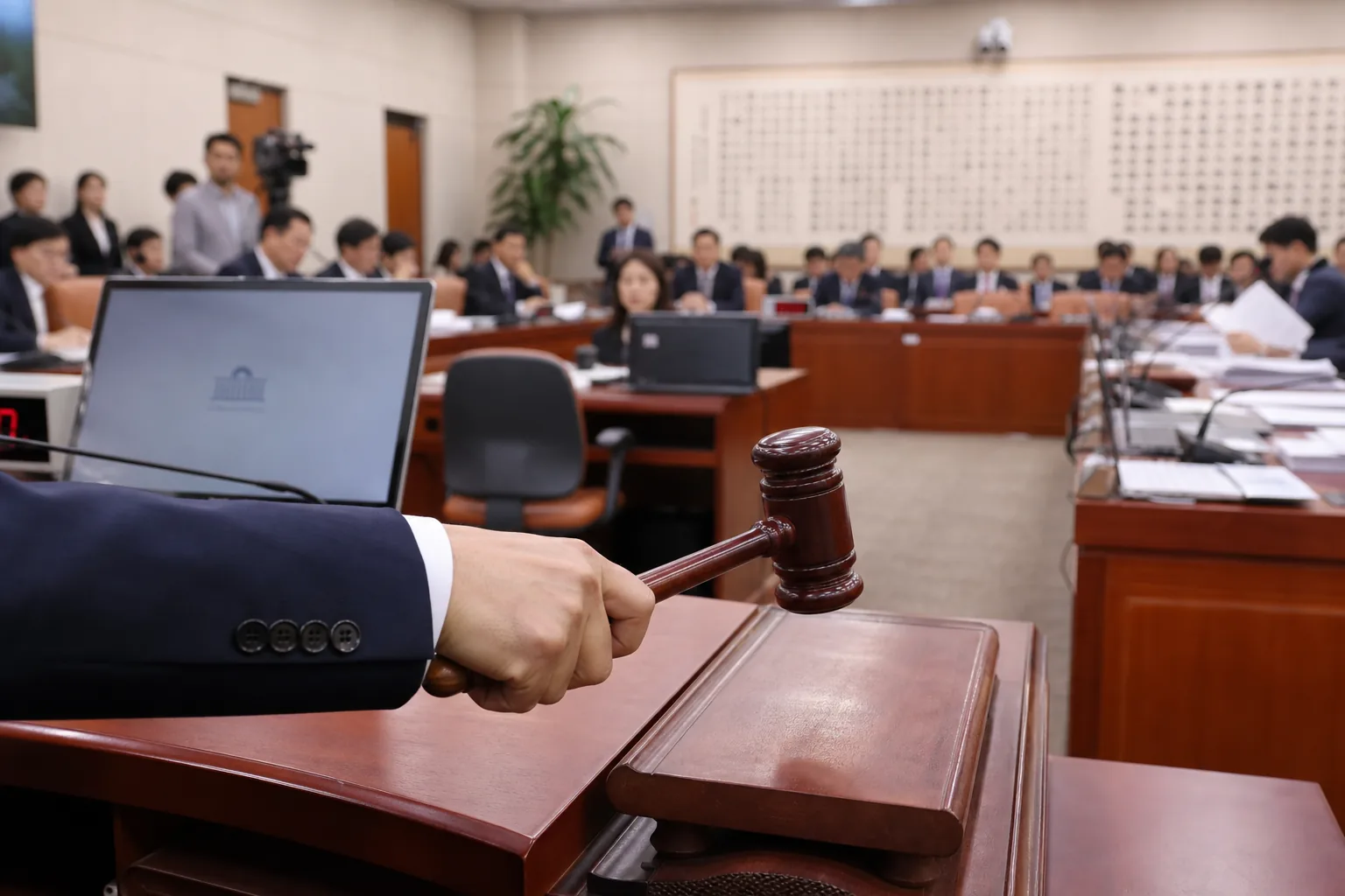 법사위, '보완수사권 폐지' 안건조정위 회부…범여권 4명 찬성하면 바로 해산 배경과 파장을 설명하는 이미지