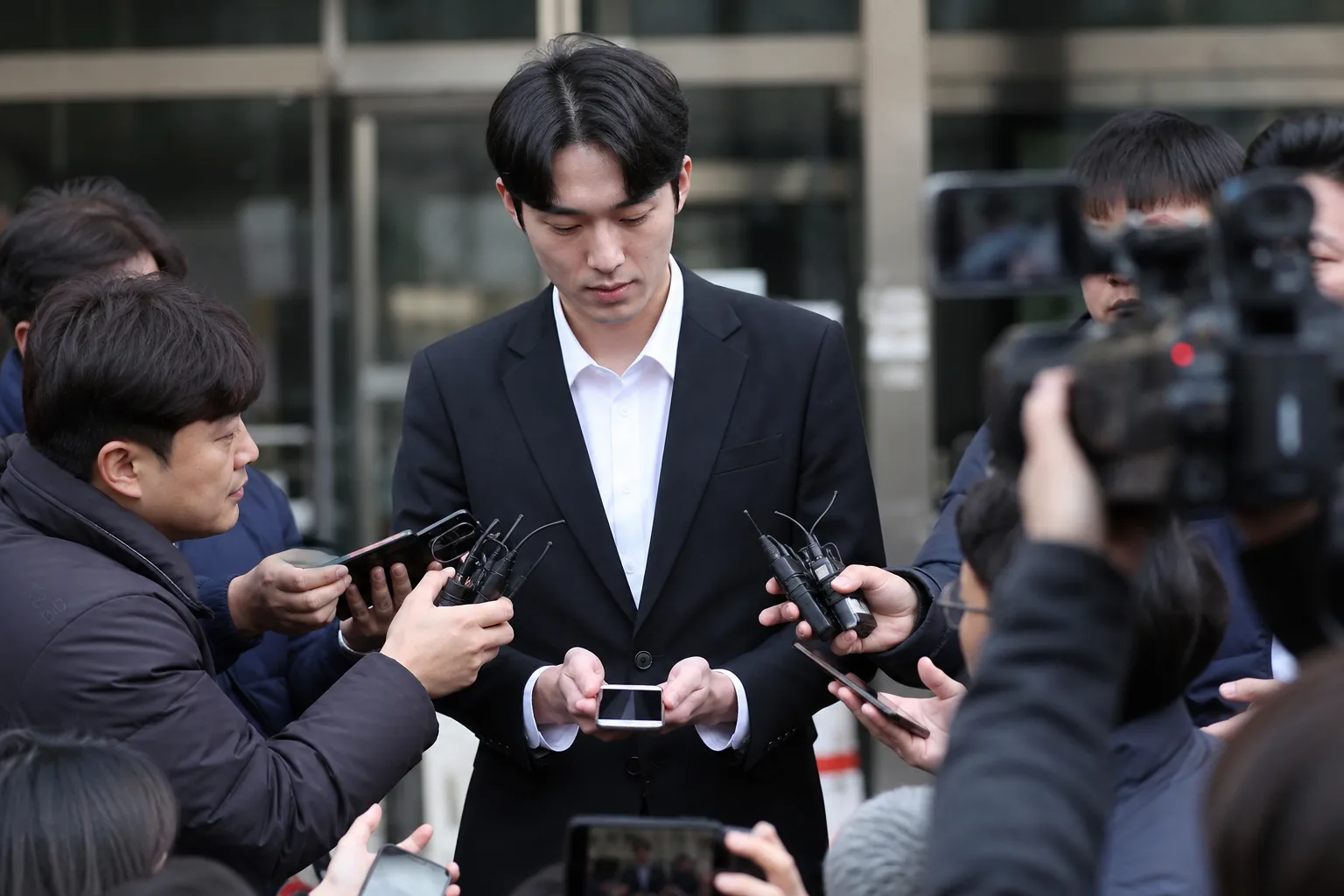 '자작극 인정' 정이한, 경찰에 깡통폰 냈다...'공모 여부' 밝힐 증거 사라졌나 핵심 내용을 시각화한 이미지