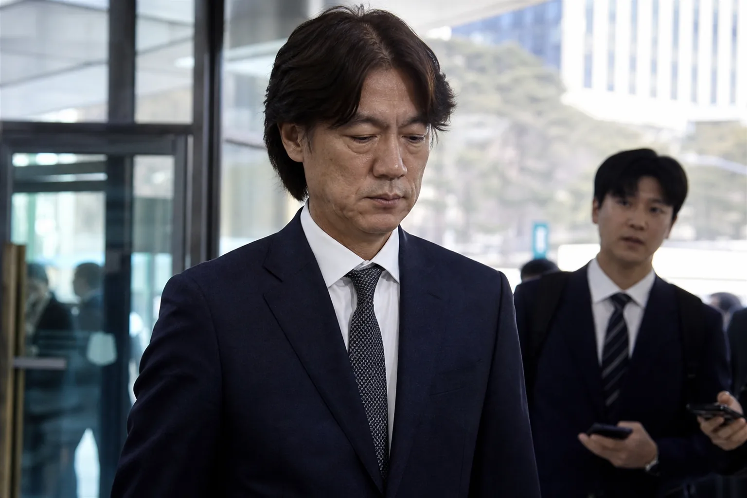 홍명보 '집근처 법카' 해명 보니…"코치들이 분당 거주" 배경과 파장을 설명하는 이미지