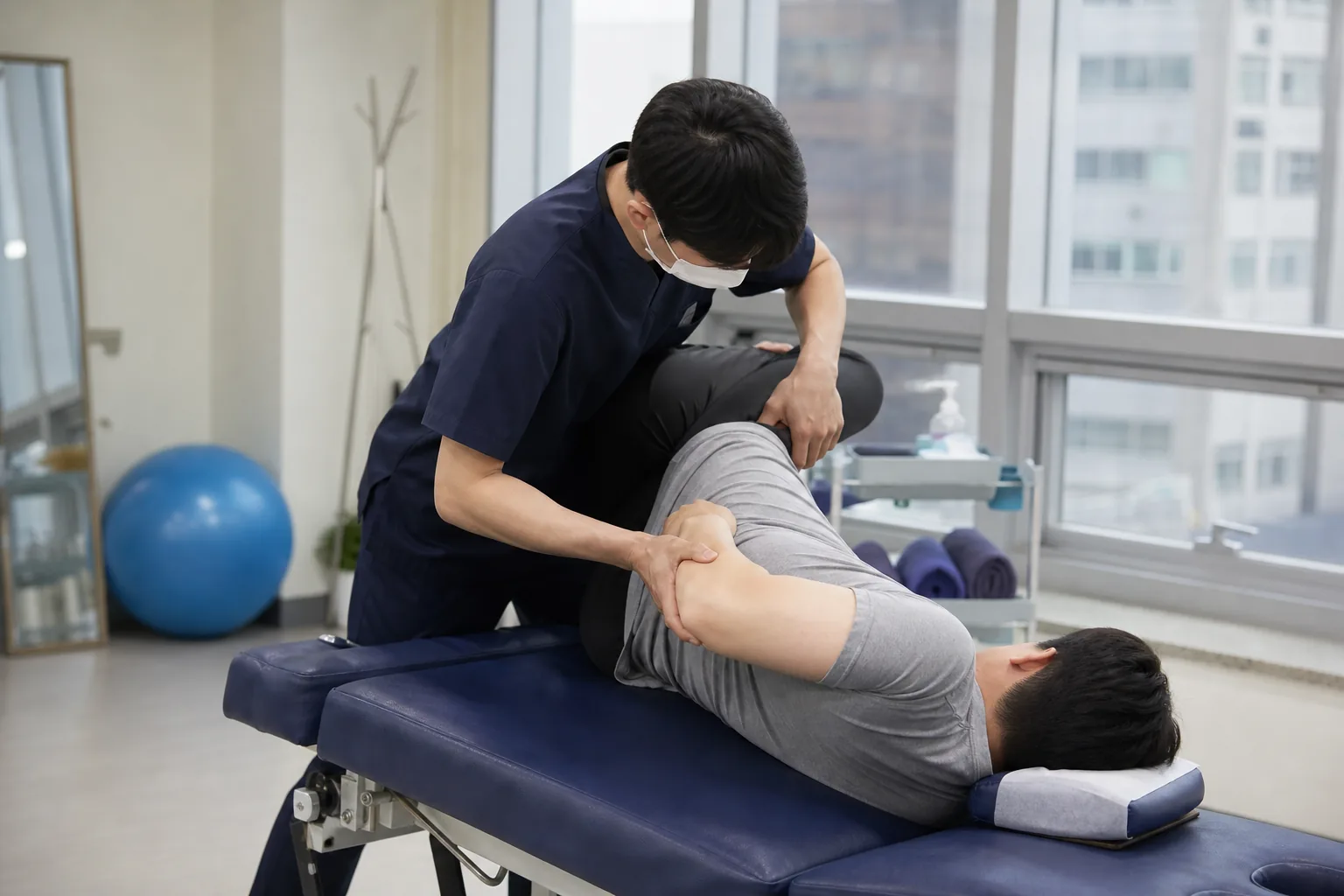 도수치료 묶자 비슷한 비급여 치료 3배로 쑥…실손보험 풍선효과 배경과 파장을 설명하는 이미지