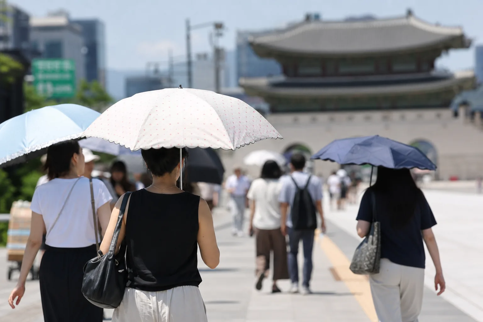 이번주 내내 무더위 지속…경남권 중심으로 극단적 더위 이어져 핵심 내용을 시각화한 이미지