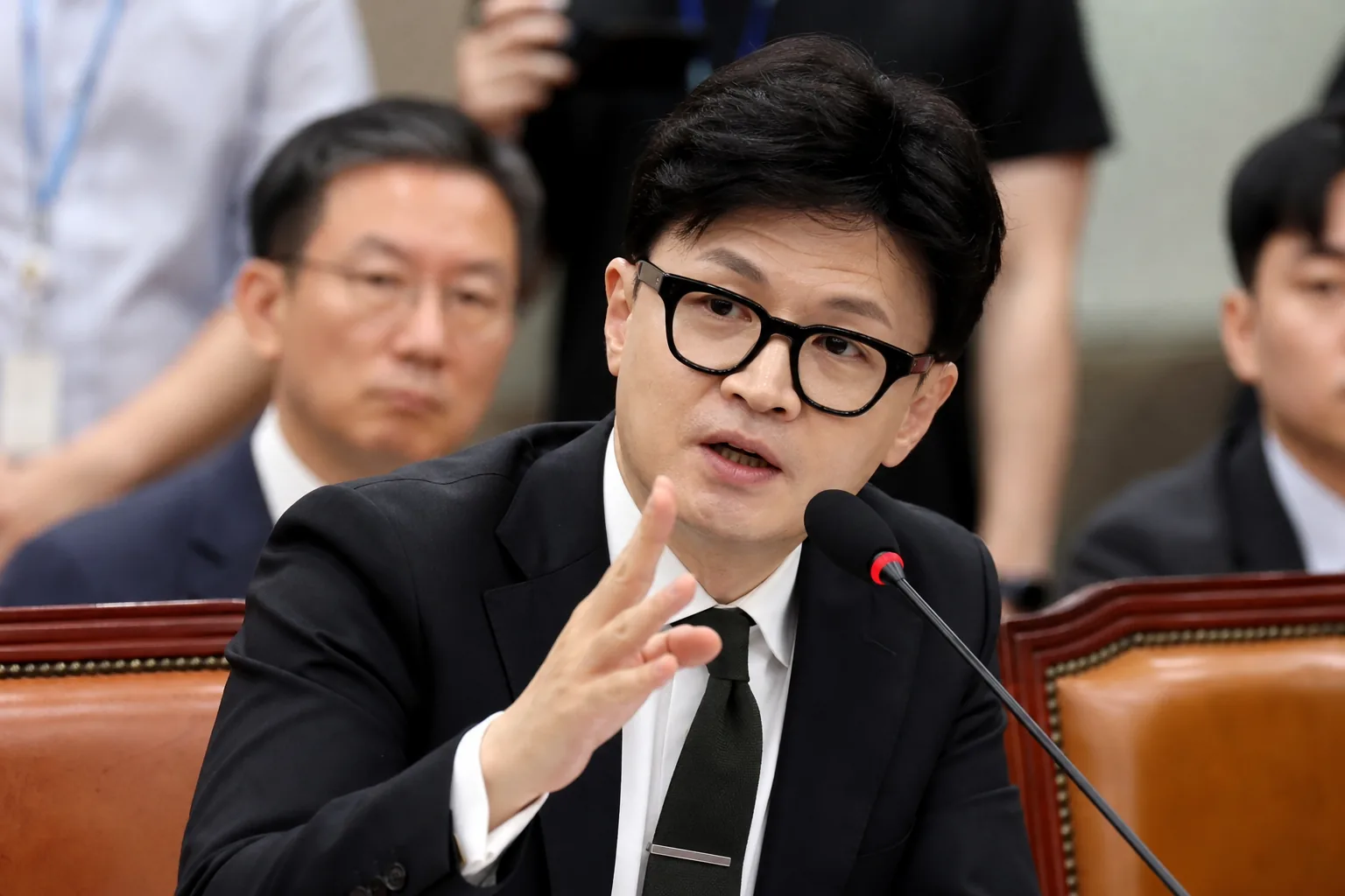 법무장관 지낸 한동훈, 정성호에 "직은 잘못된 거 막을때 걸어야" 배경과 파장을 설명하는 이미지