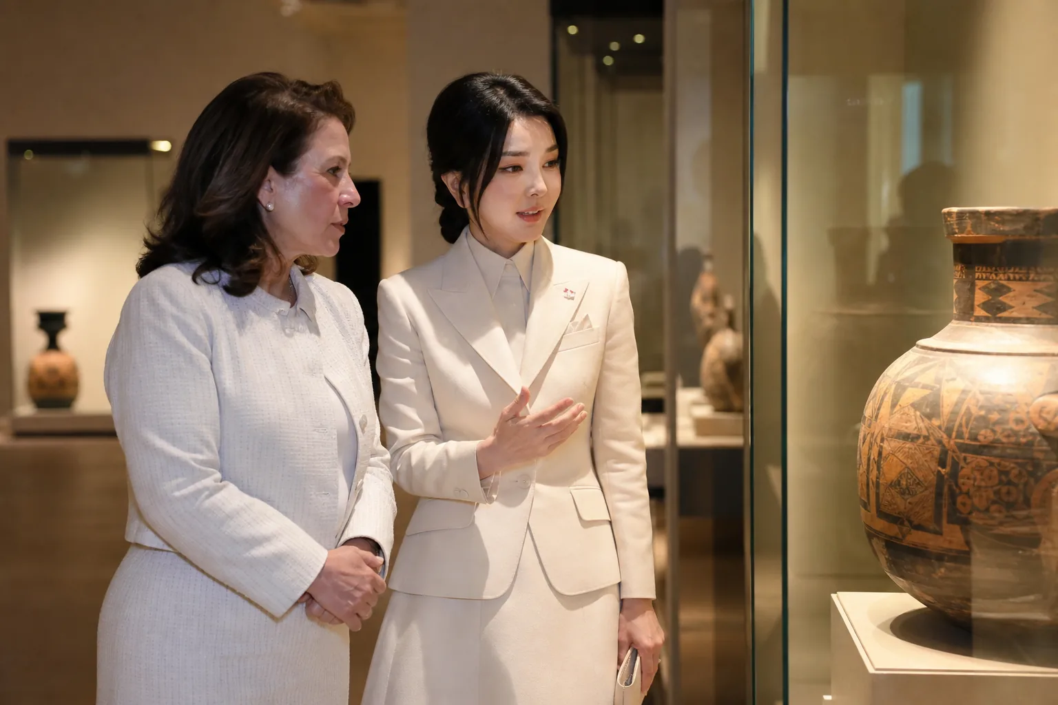 金여사, 칠레 영부인과 박물관 관람…"양국 공통가치 지녀" 배경과 파장을 설명하는 이미지