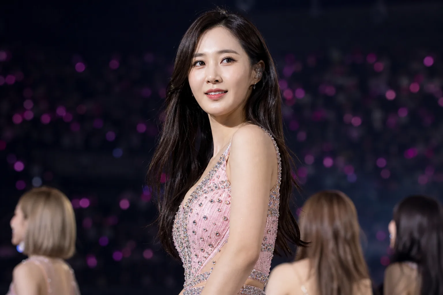 K팝 걸그룹 멤버의 활동 전환을 상징하는 무대 이미지