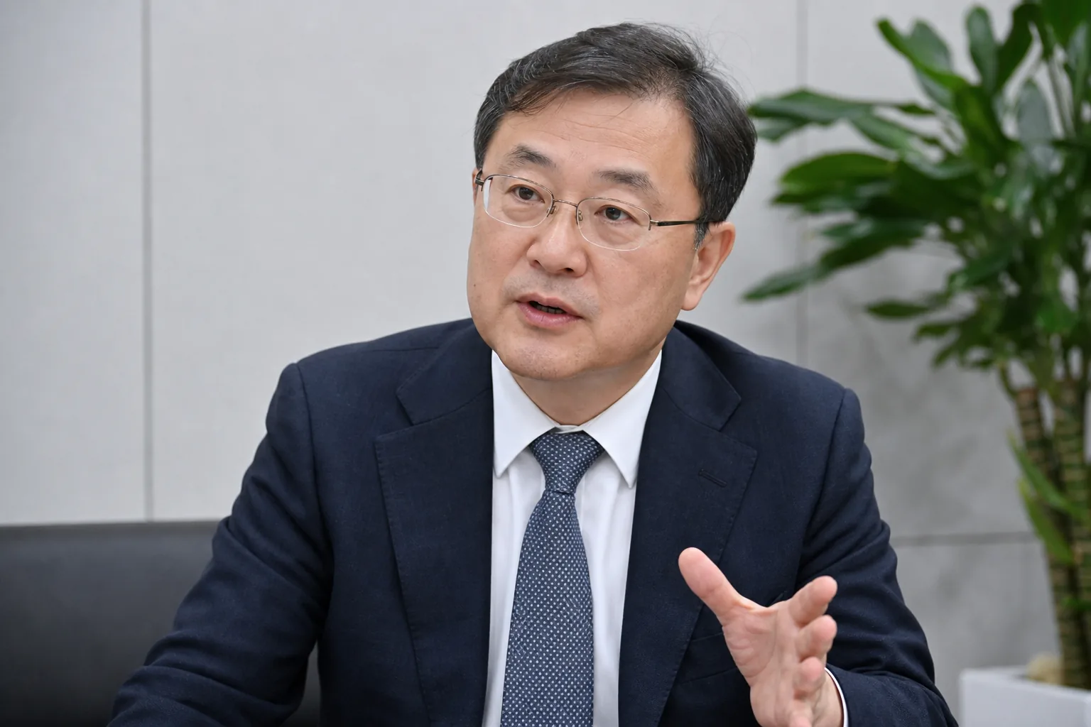 국회 기자간담회에서 특별감찰관 후보를 설명하는 장면