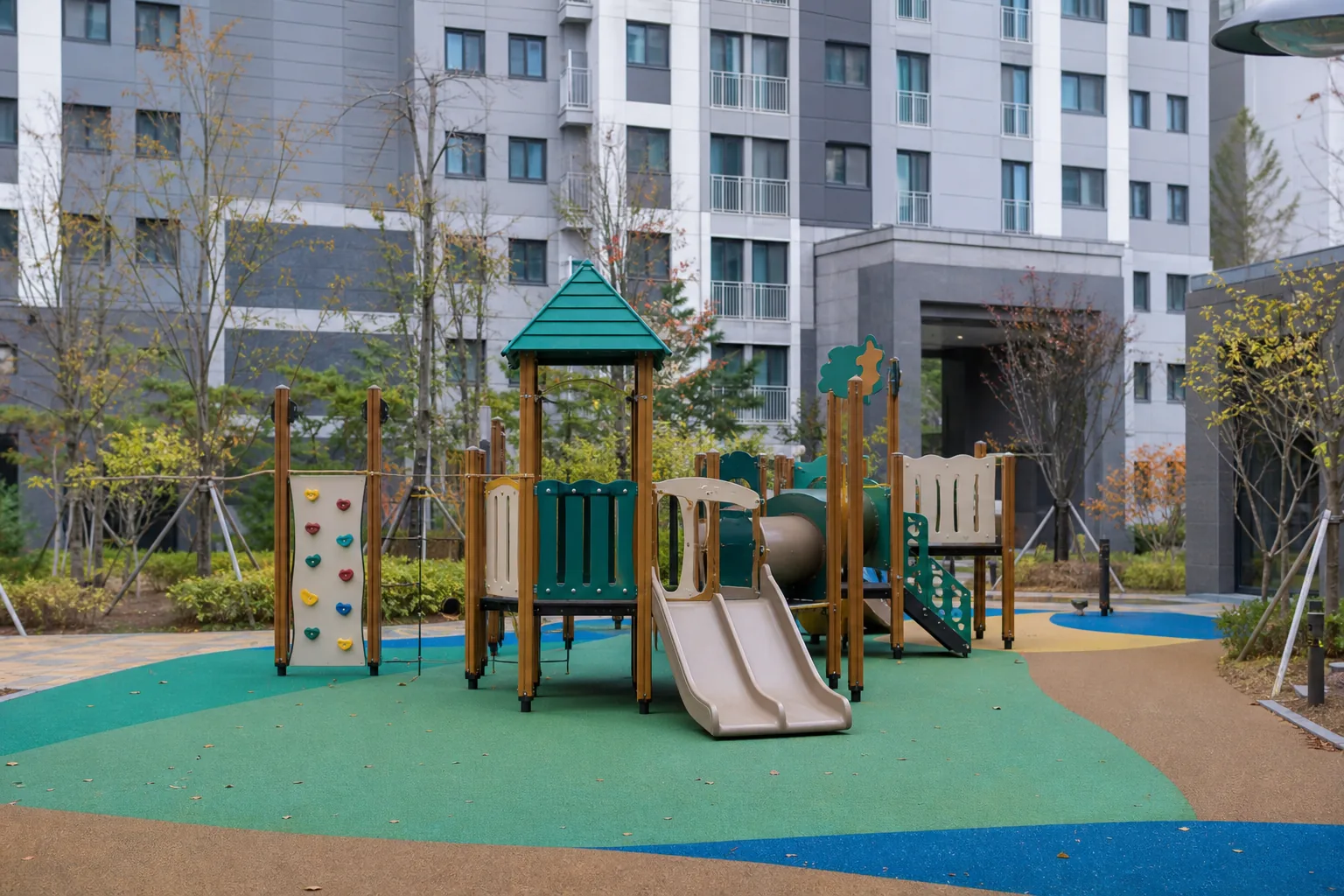 강남 아파트 놀이터서 초등생 다툼…흉기까지 등장해 경찰 출동 배경과 파장을 설명하는 이미지
