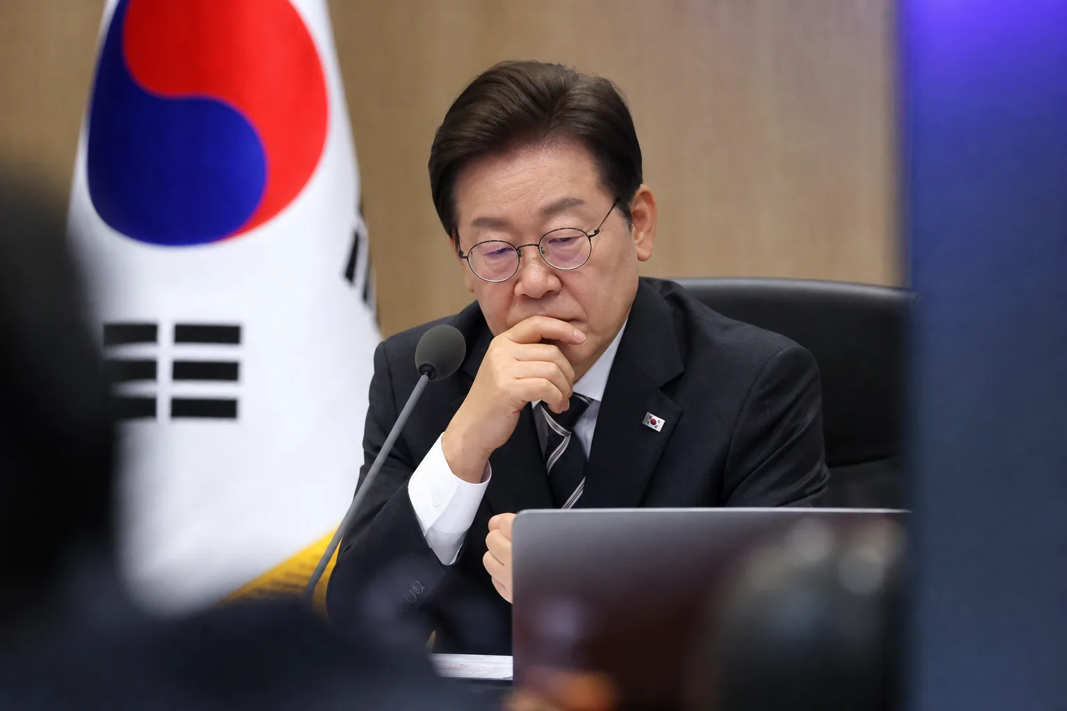 [맞수토론] 이 대통령, 취임 후 지지율 최저…부동산·증시 폭락 영향 핵심 내용을 시각화한 이미지