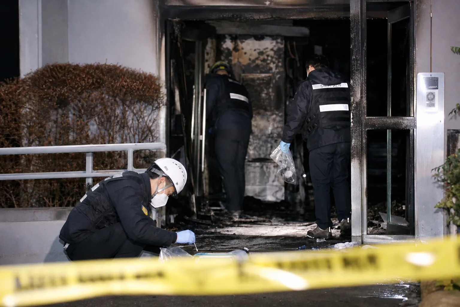 통제선이 설치된 아파트 관리사무소 주변 이미지