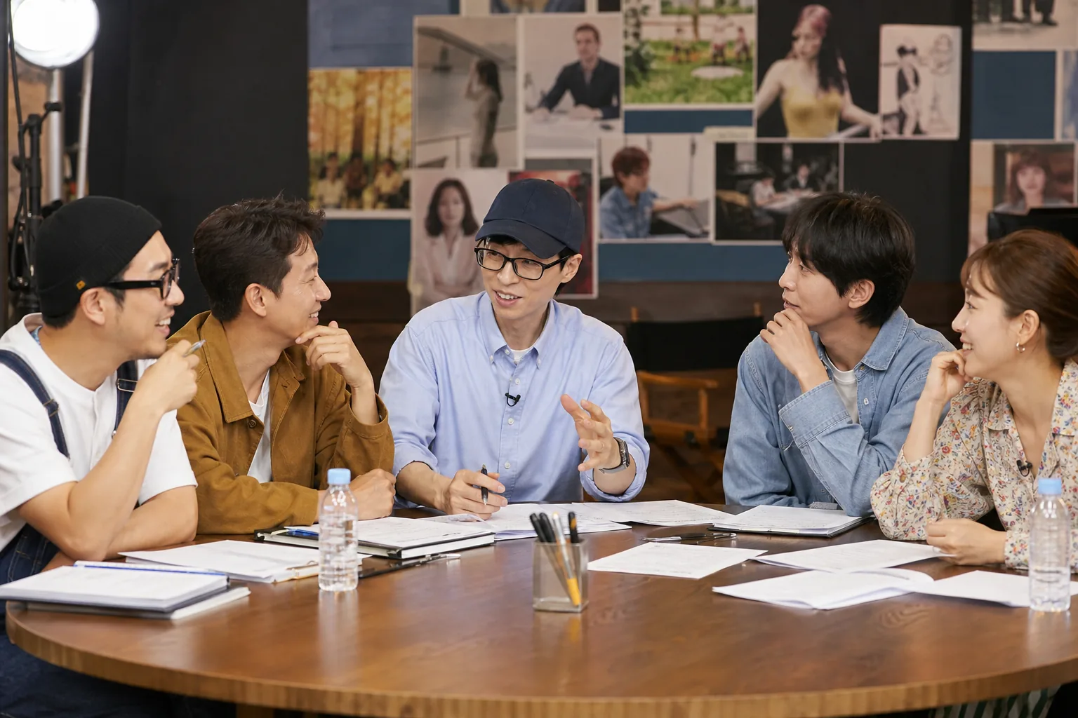 카메라 앞에서 대화하는 배우와 제작진