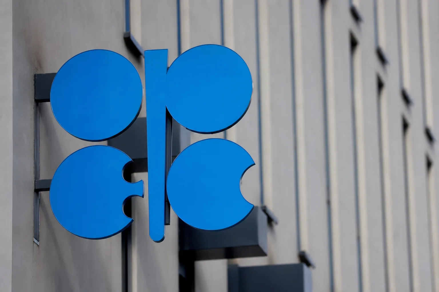 OPEC+, 9월부터 하루 18만8천배럴 증산 합의 핵심 내용을 시각화한 이미지