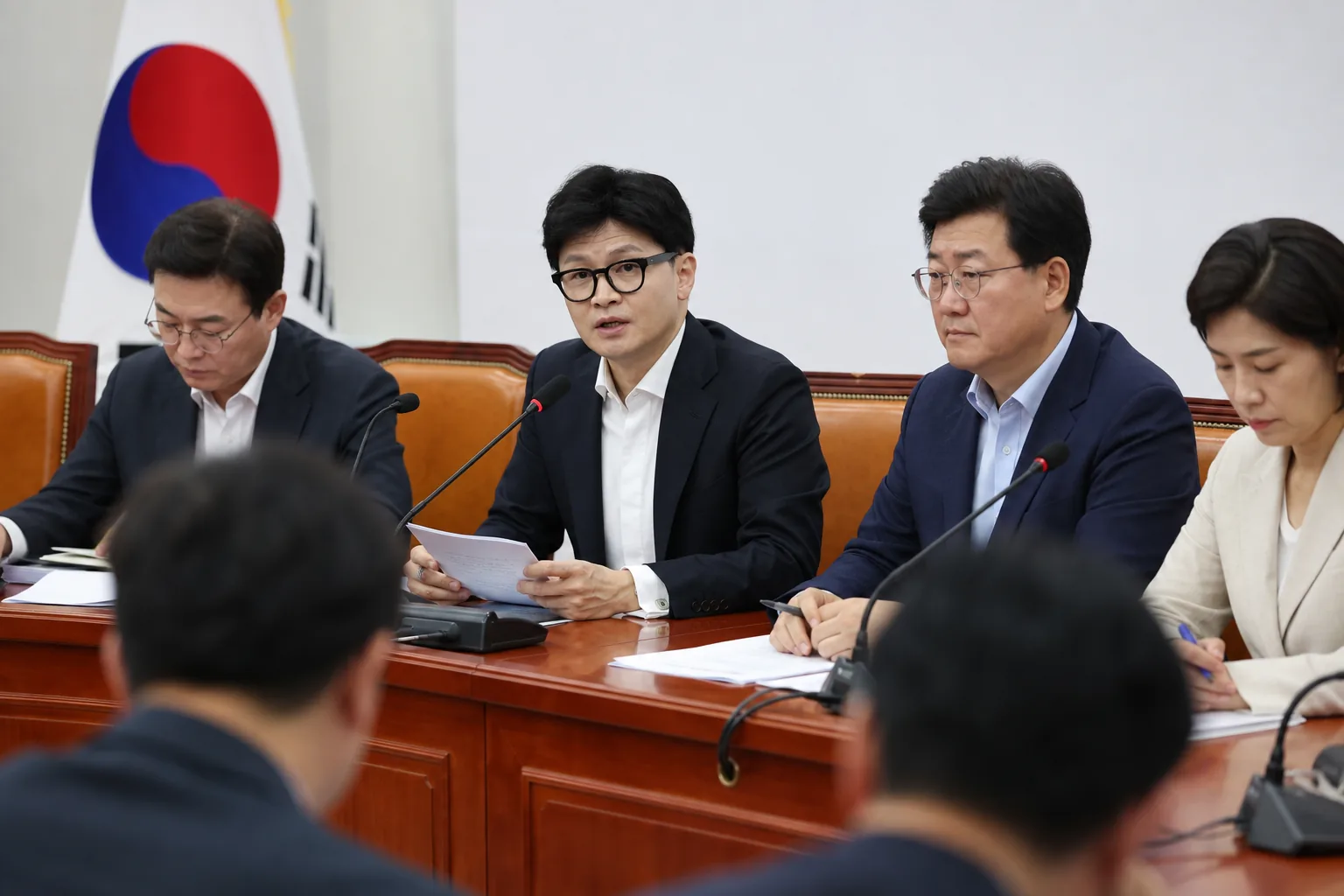 선거 이후 정당 지지율 흐름을 분석하는 이미지