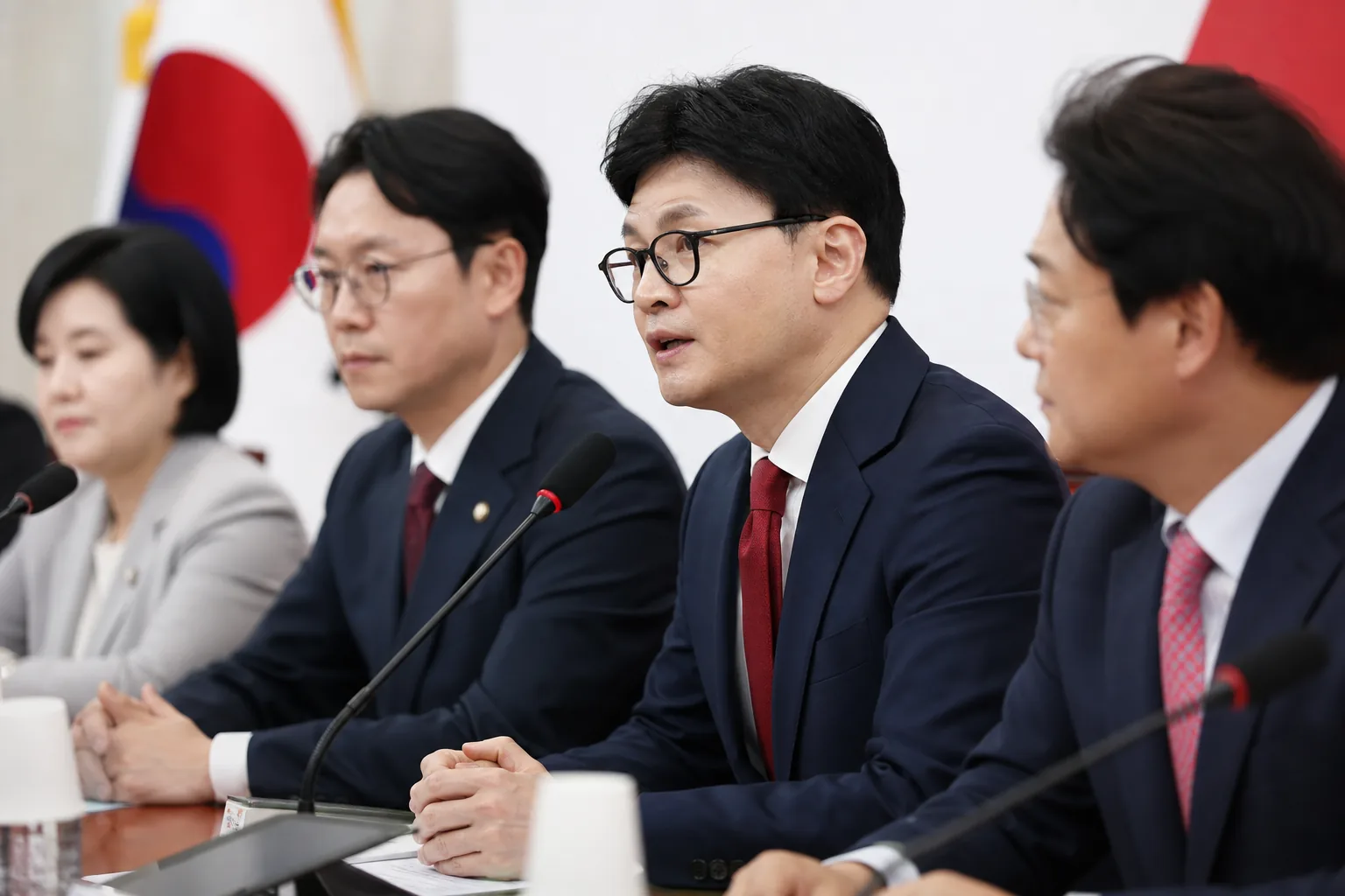정당 운영과 유권자 반응을 상징하는 이미지