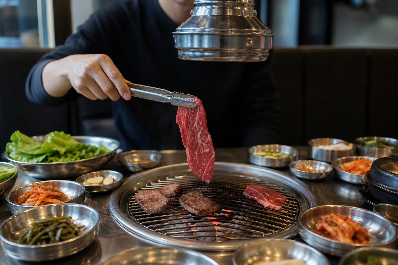 고깃집에 몰래 고기 싸온 뒤 반찬 리필만 4번…분통 터뜨린 사장 배경과 파장을 설명하는 이미지