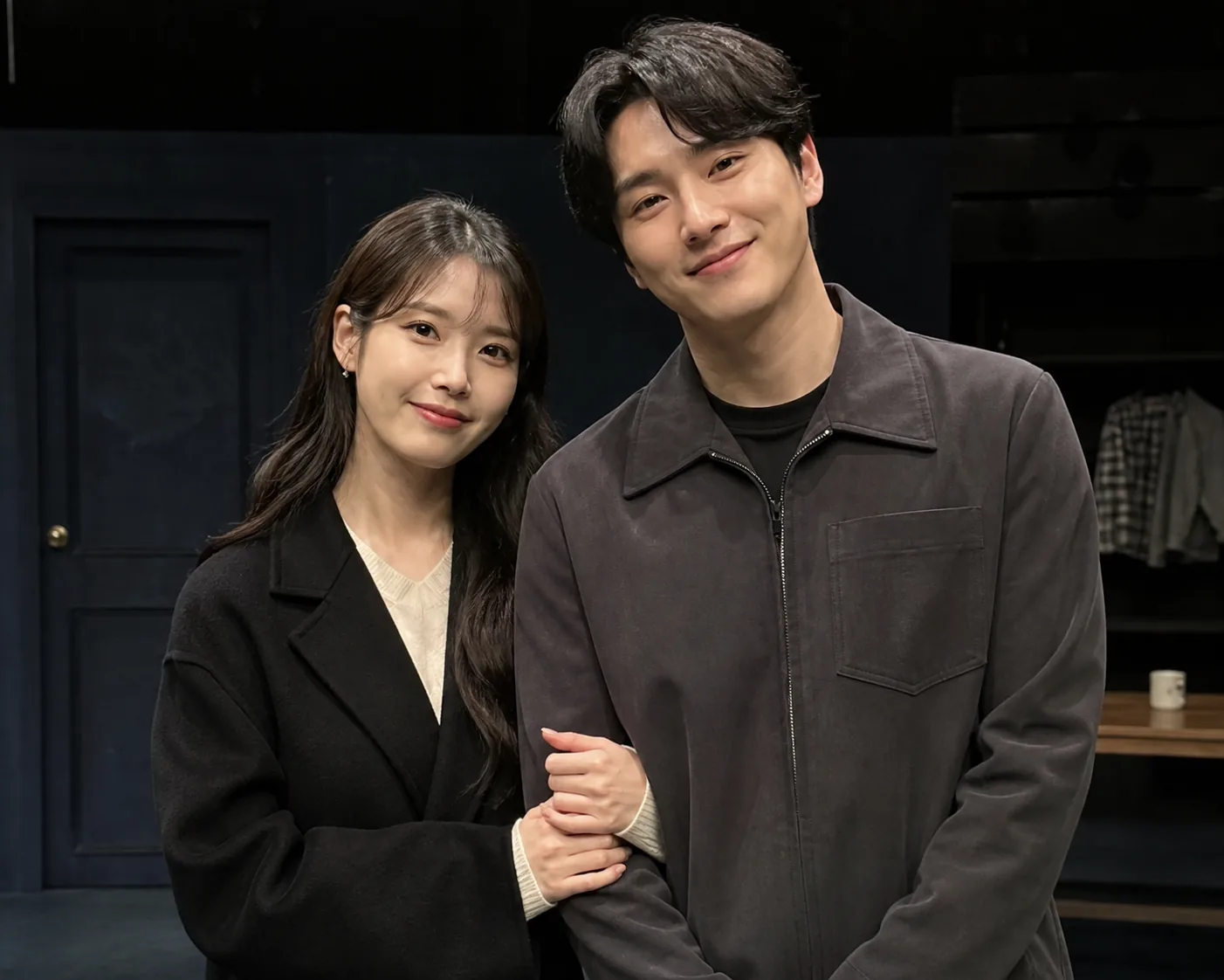 소극장 공연과 동료 배우의 응원을 표현한 이미지