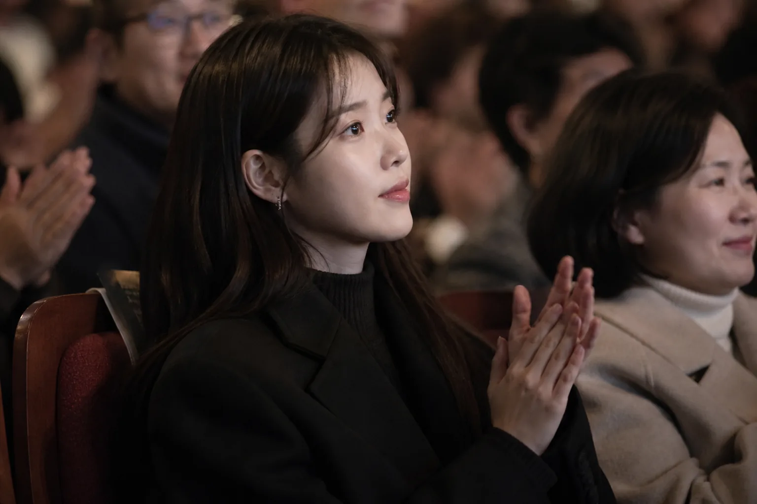 드라마 출연진의 지속적인 동료 관계를 표현한 이미지