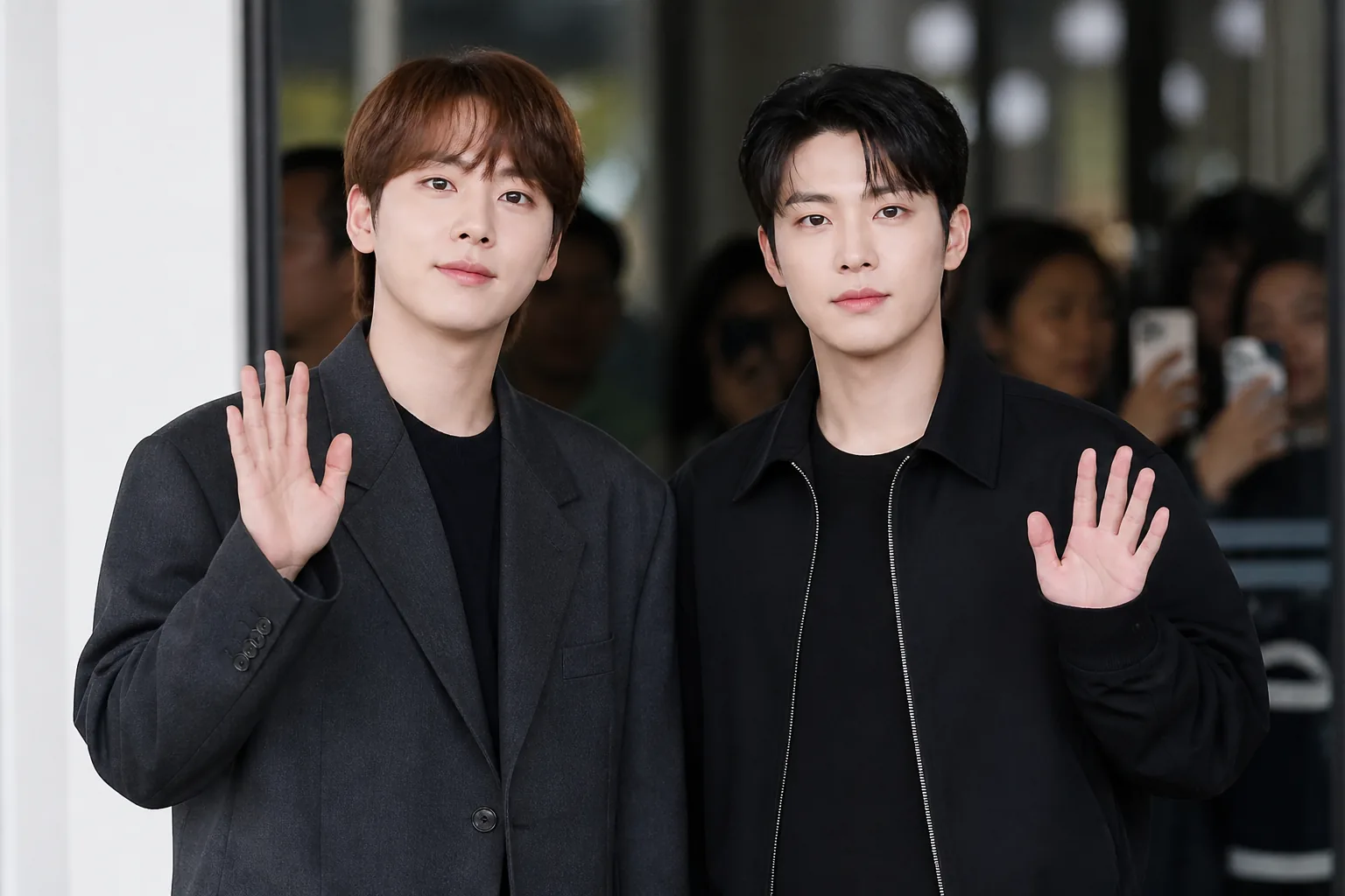 공연장 조명과 팬 응원봉이 어우러진 콘서트 장면