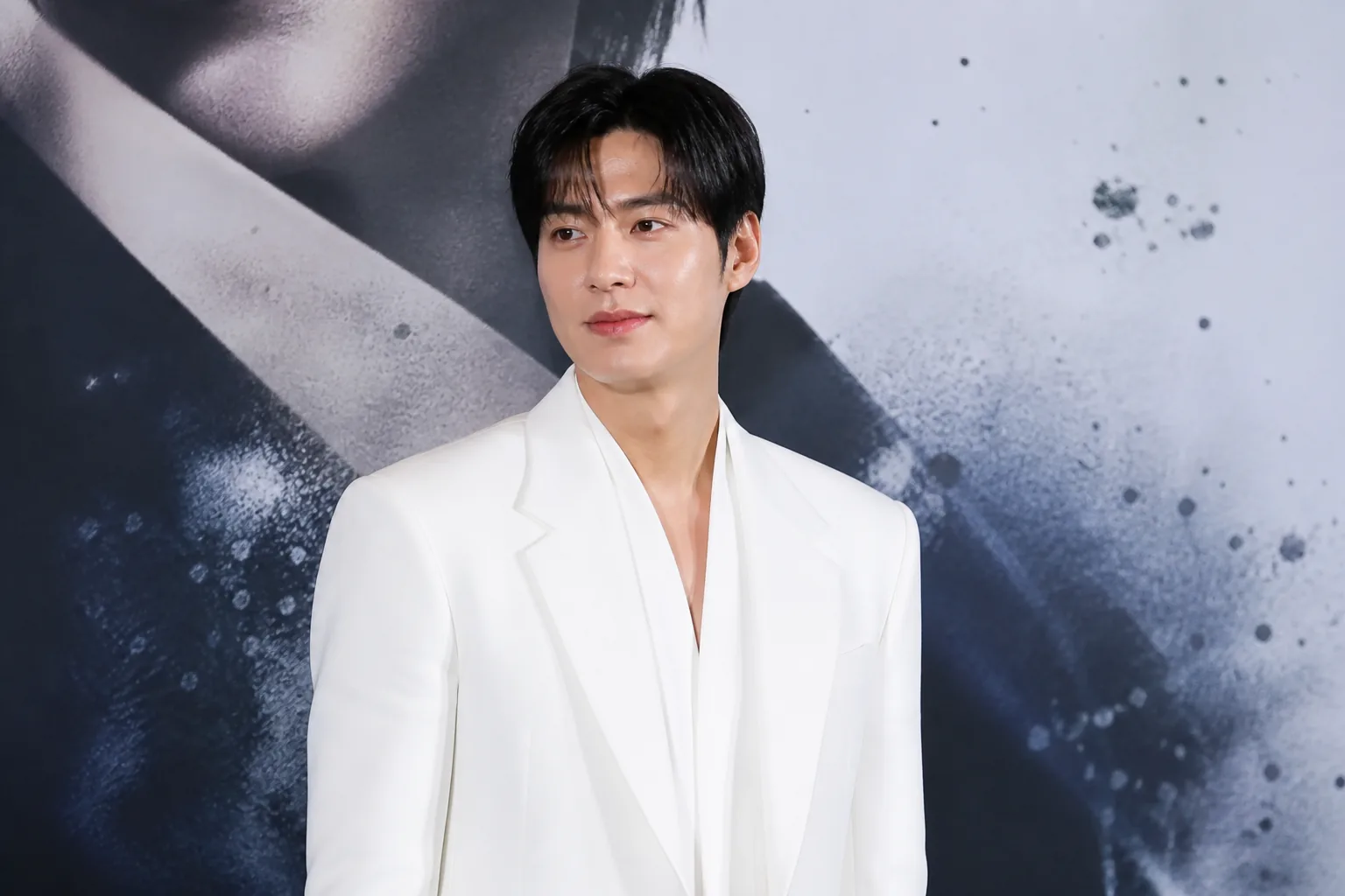 영화 제작보고회 현장 분위기를 표현한 이미지