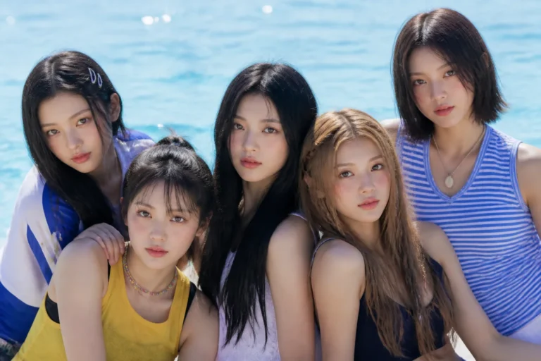 여름 무대 조명 아래의 케이팝 걸그룹