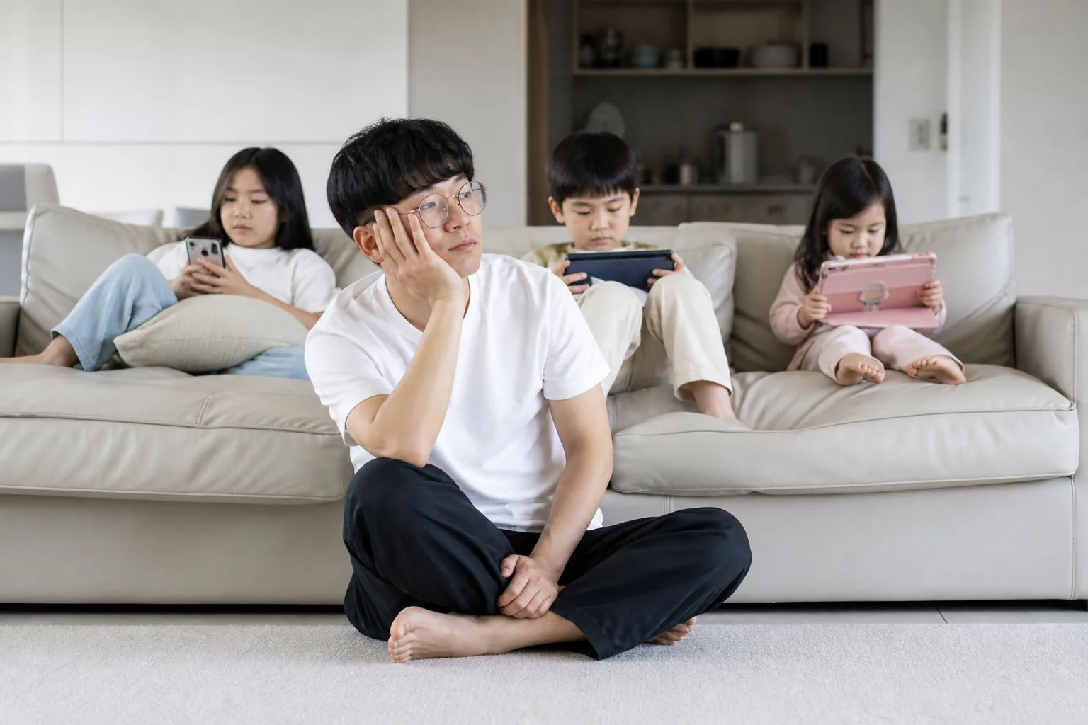 홍인규, 아이 셋에 방 다 내줬다…막내딸 방서도 쫓겨나 ‘거실 신세’ (홈즈) 배경과 파장을 설명하는 이미지