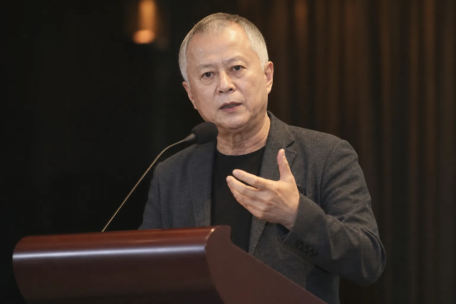 지팡이에 ‘라이트’ 단 송승환…“안개 낀 듯 보여” 무슨 병이길래 배경과 파장을 설명하는 이미지