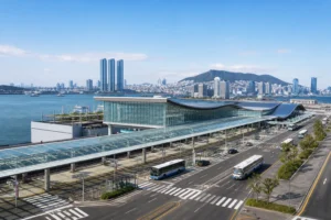 부산 북항 환승센터와 항만 전경 이미지