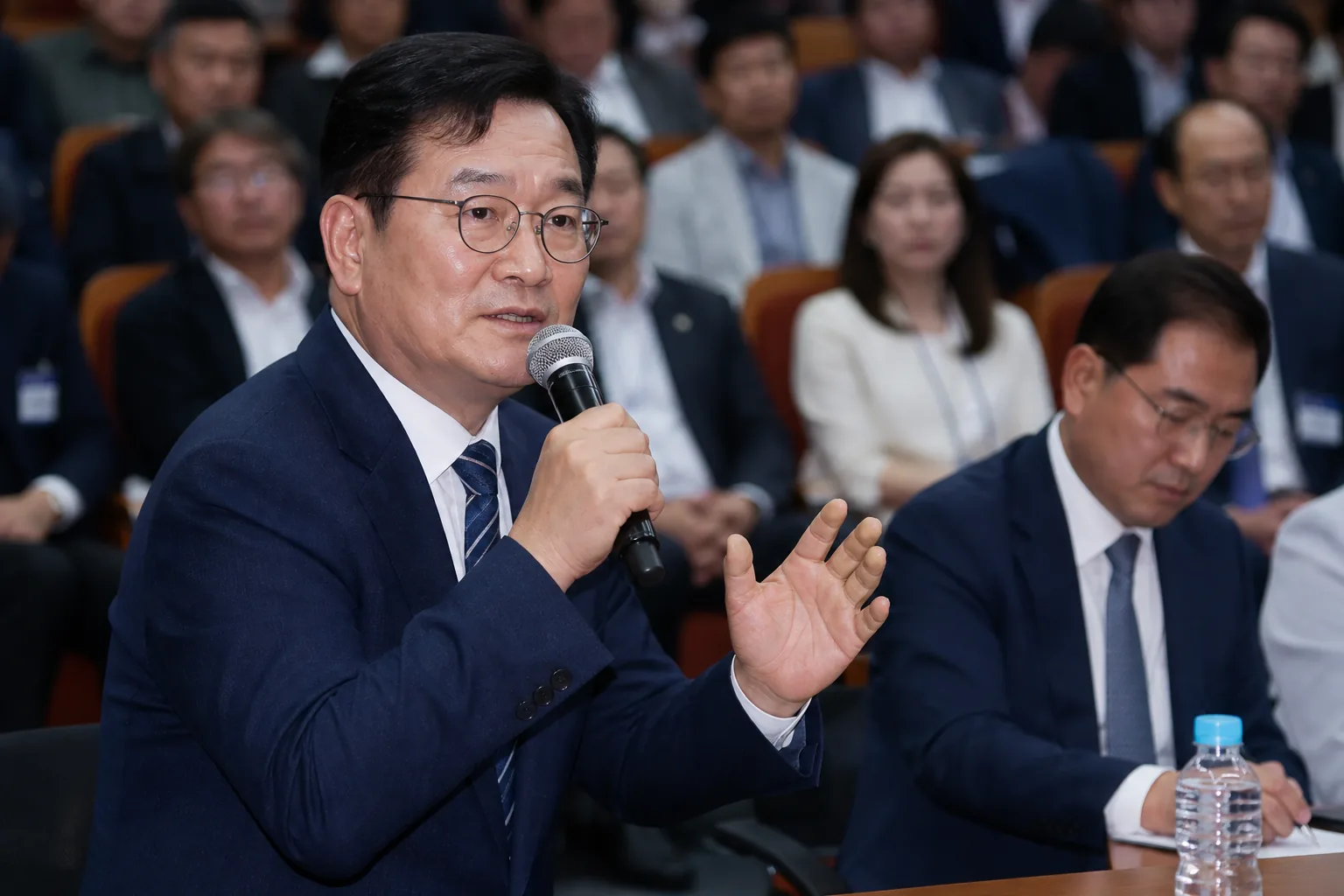 광주 지역 당원 행사에서 정책과 당의 진로를 설명하는 정치 후보