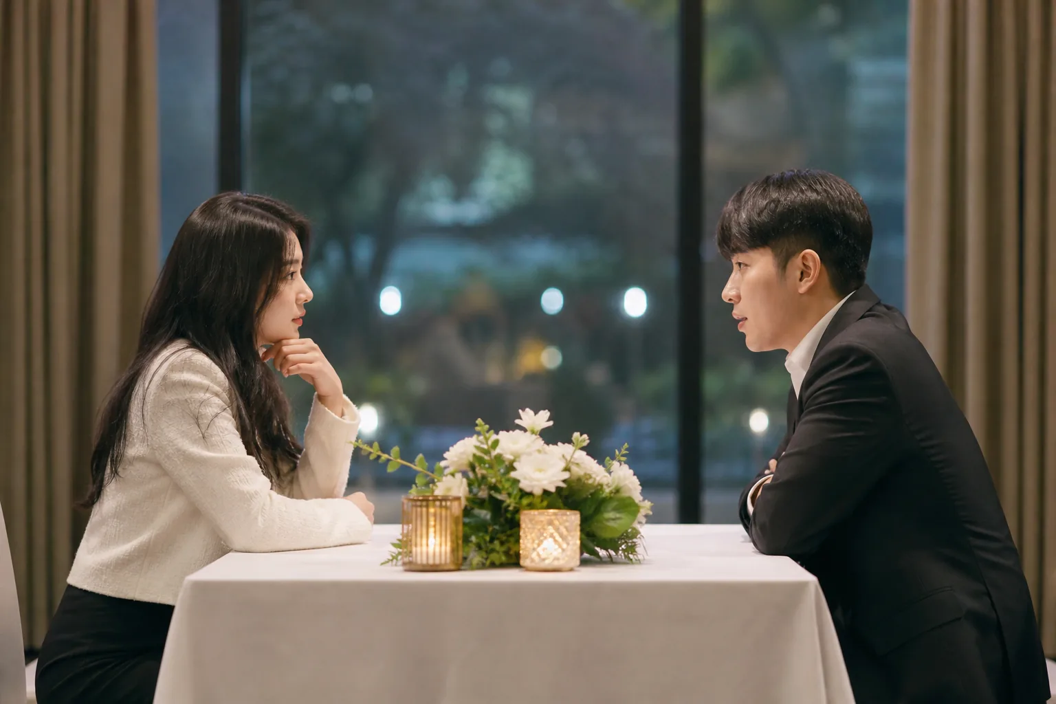 연애 예능 출연자들이 최종 선택을 기다리는 이미지