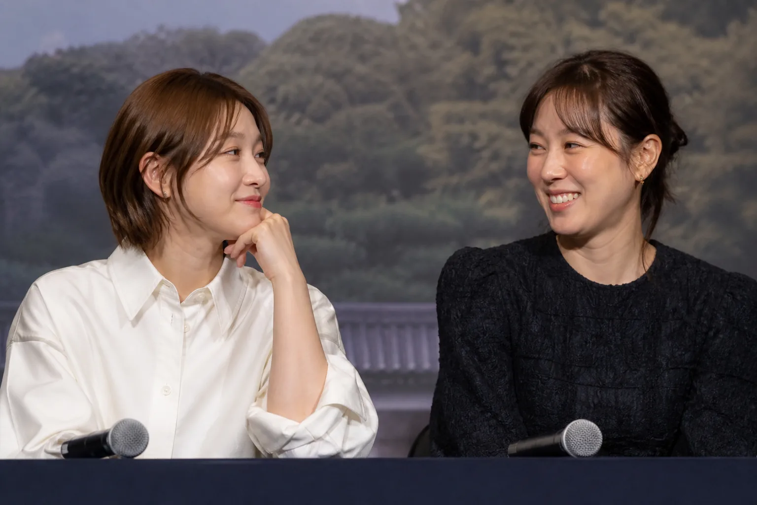 가족 영화의 네 모녀가 여행을 준비하는 장면