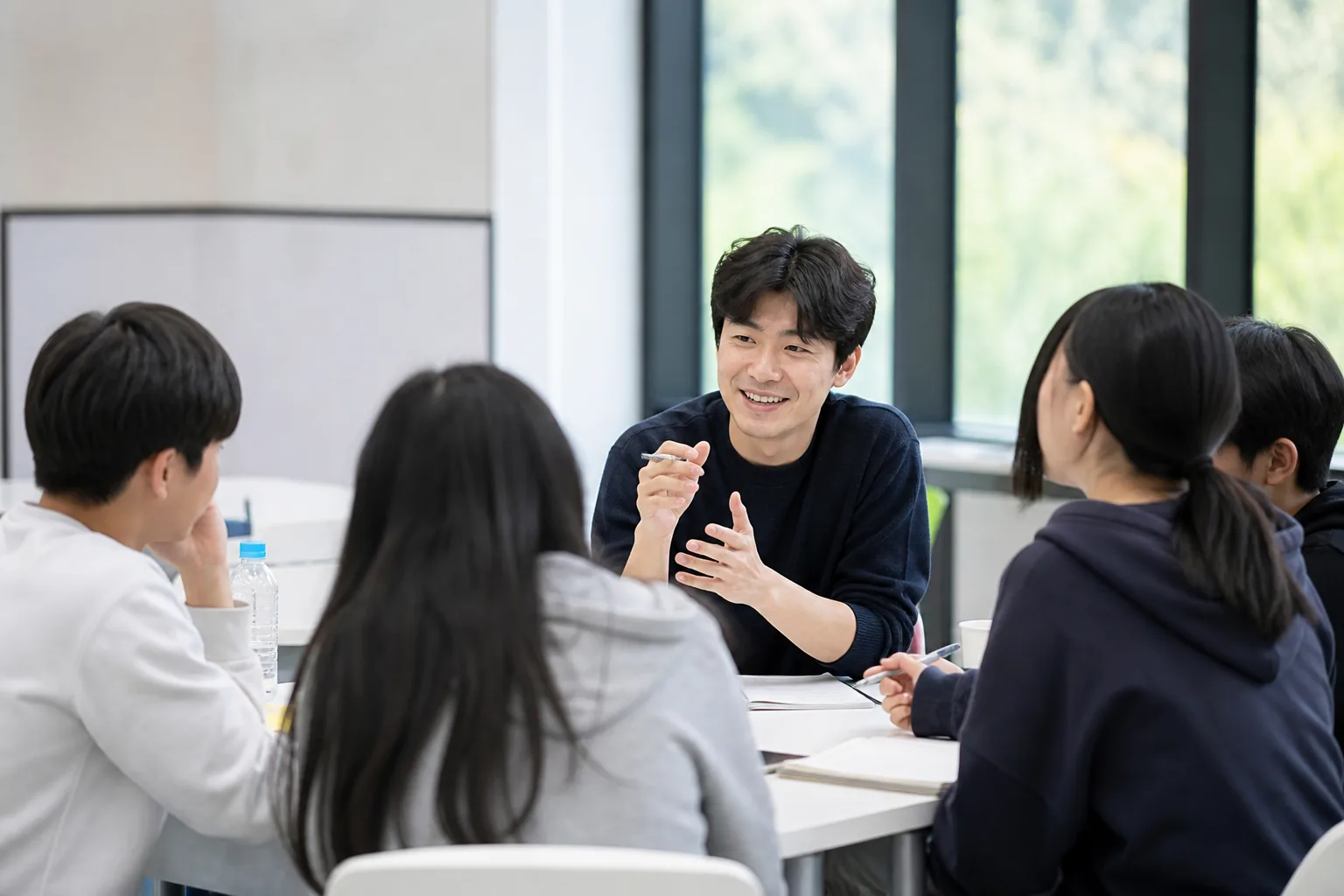 청소년이 미래 계획 비전보드를 만드는 모습