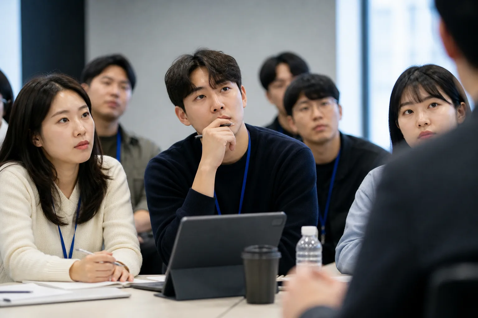 청년 당원 설문 결과와 정치 참여를 상징하는 모습