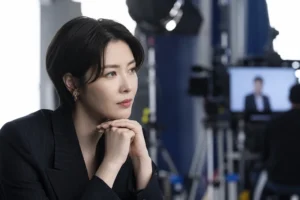 방송 스튜디오에서 다음 촬영을 준비하는 장기 경력 방송인
