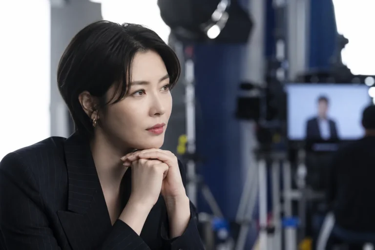 방송 스튜디오에서 다음 촬영을 준비하는 장기 경력 방송인