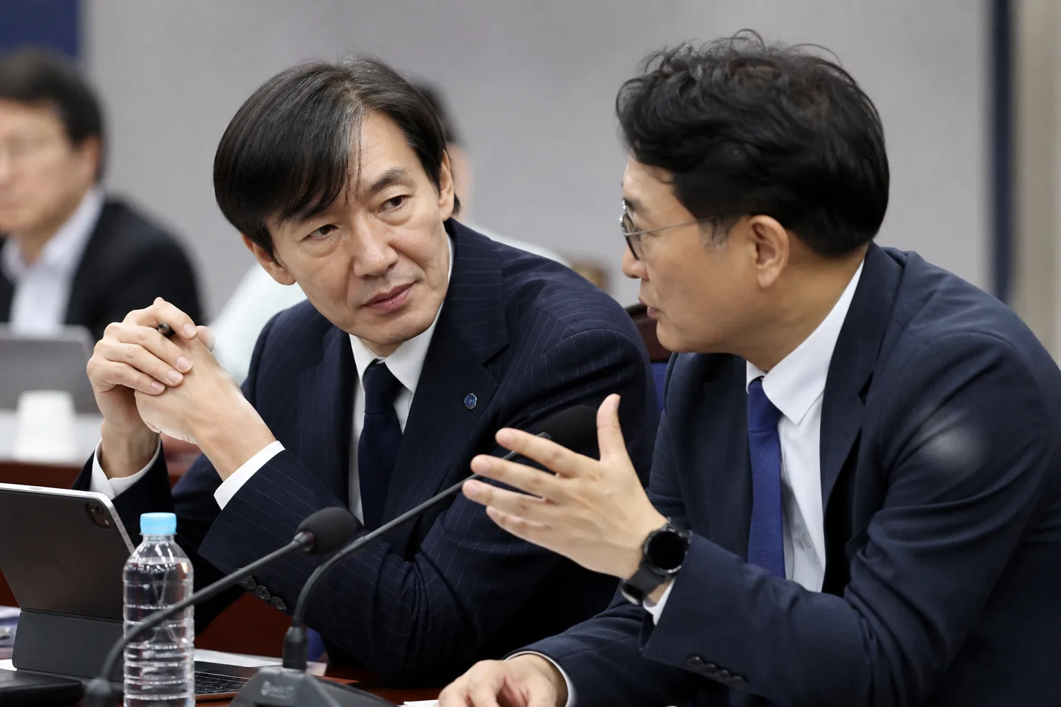 공소취소와 세제개편 쟁점을 두고 토론하는 국회 관계자들