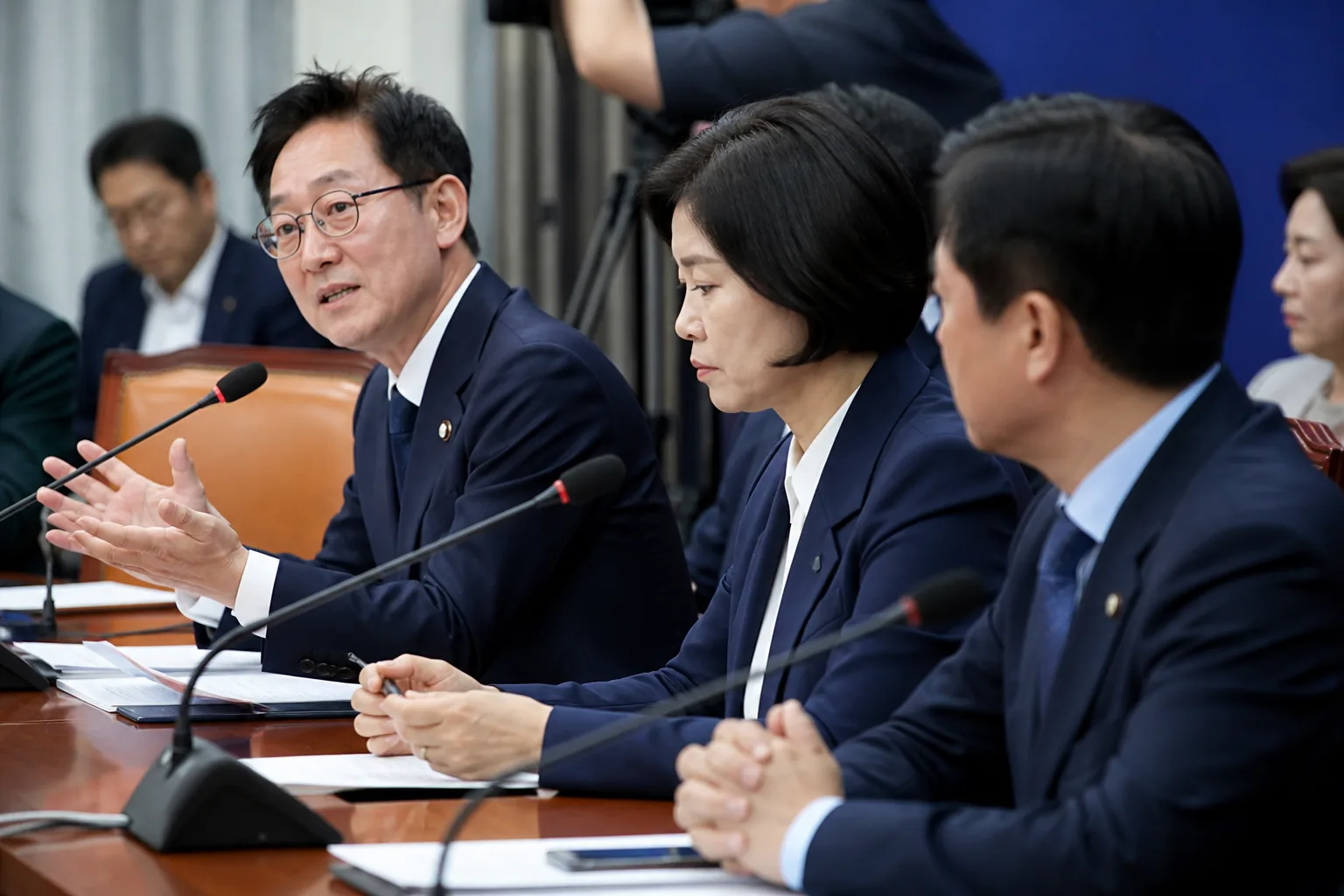 범여권 통합 협상을 앞두고 실무 협의 여부를 확인하는 장면