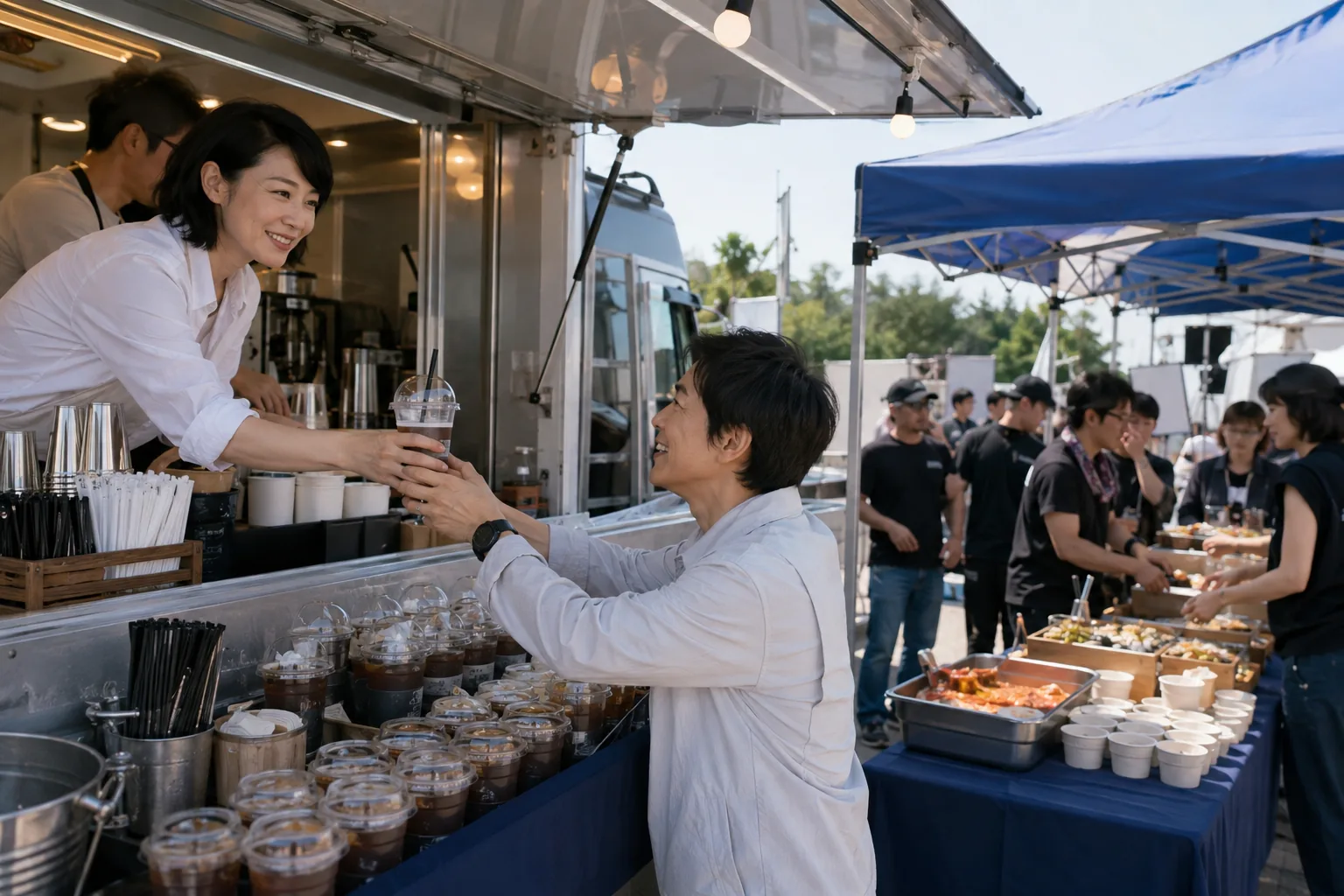 무더운 야외 촬영 현장에서 간식을 나누는 방송 출연진과 제작진
