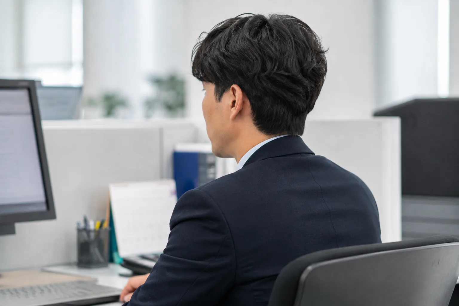 군 부대 사무실에서 근무하는 다양한 머리 길이의 군무원들