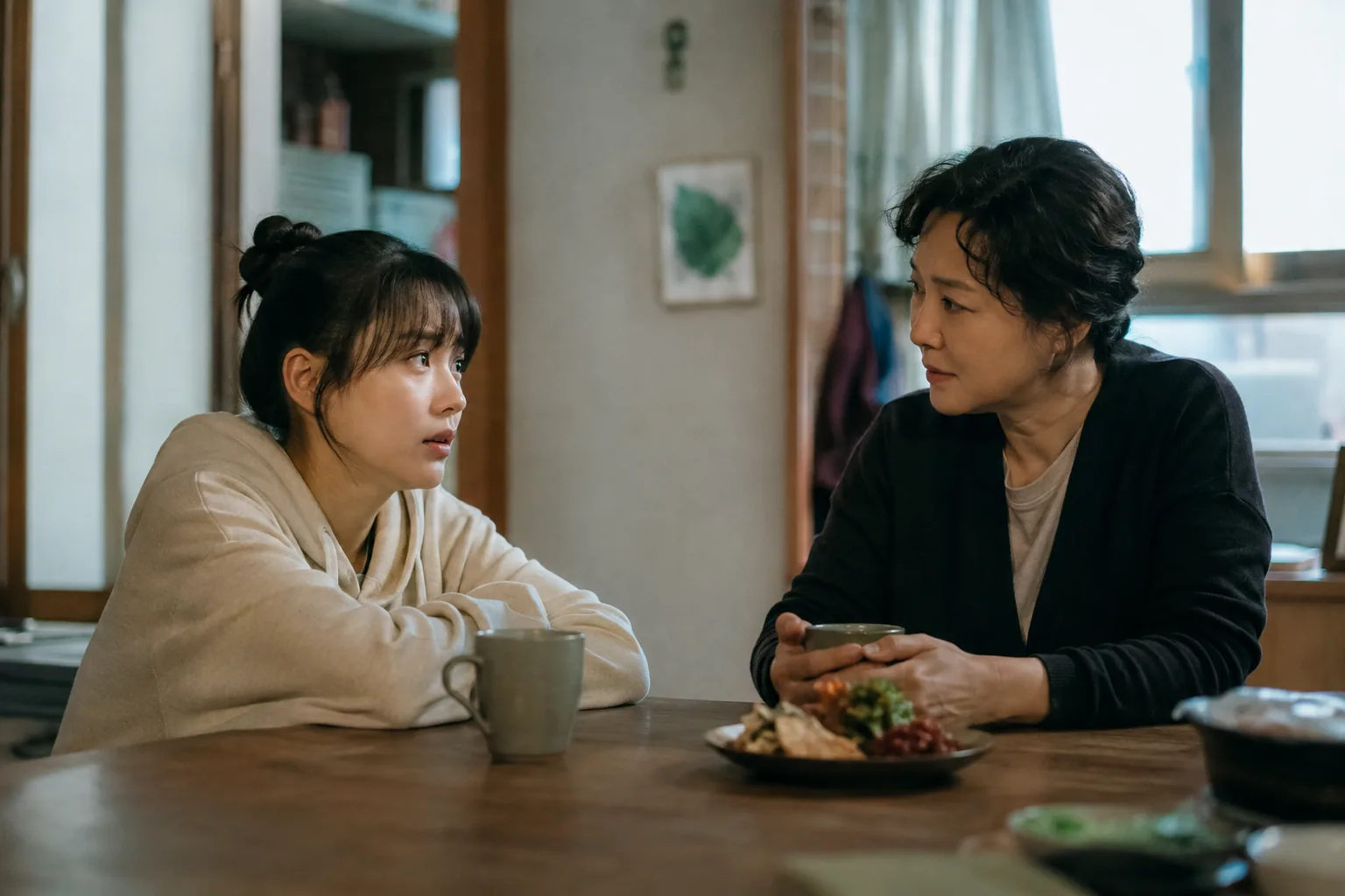 반찬가게에서 새로운 삶을 준비하며 도움을 받는 여성 이미지