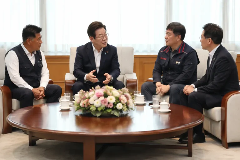 대통령과 양대 노동조합 대표의 사회적 대화를 상징하는 회의 이미지
