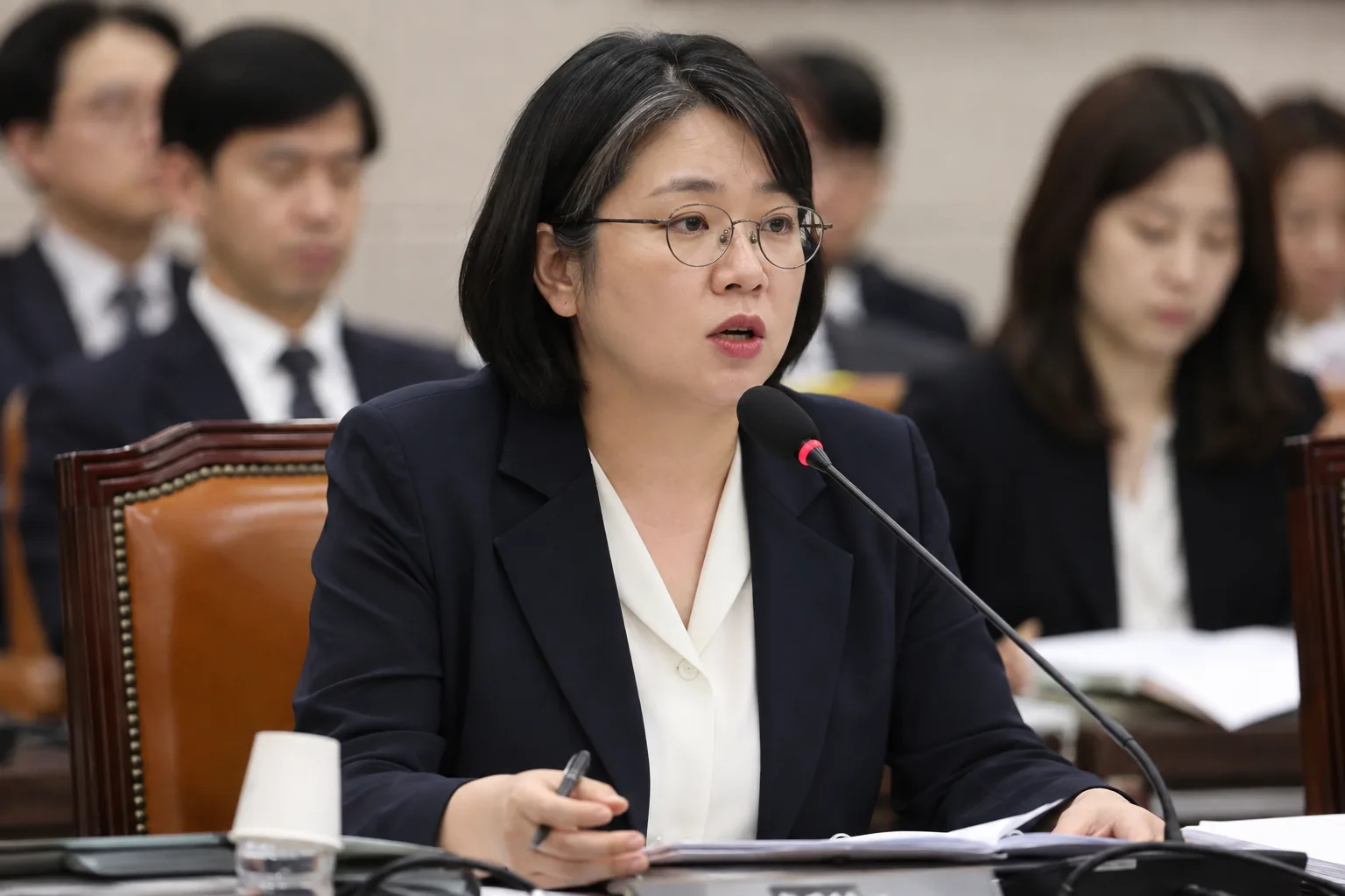 부동산과 예금, 채무가 구분된 공직 후보자 재산신고 서류를 표현한 이미지