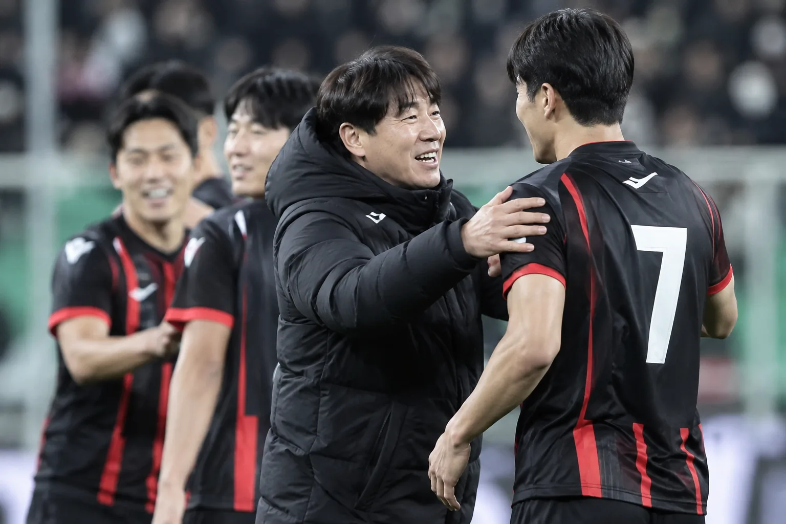 교체 1장만 쓰고 전북 잡은 FC서울 김기동 "정말 큰 승리" 배경과 파장을 설명하는 이미지