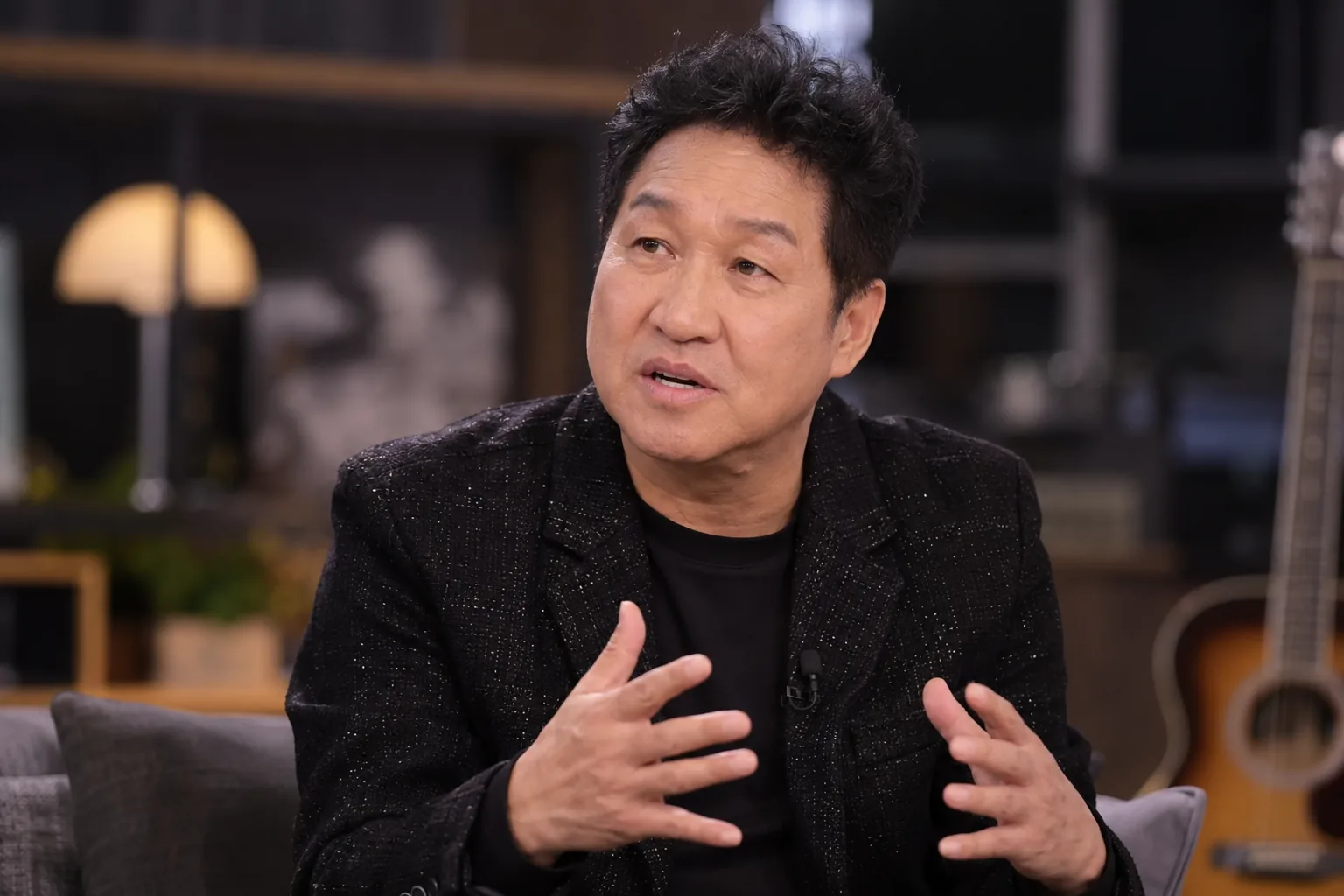 1980년대 인기 가수를 향한 팬들의 열기를 표현한 방송 장면