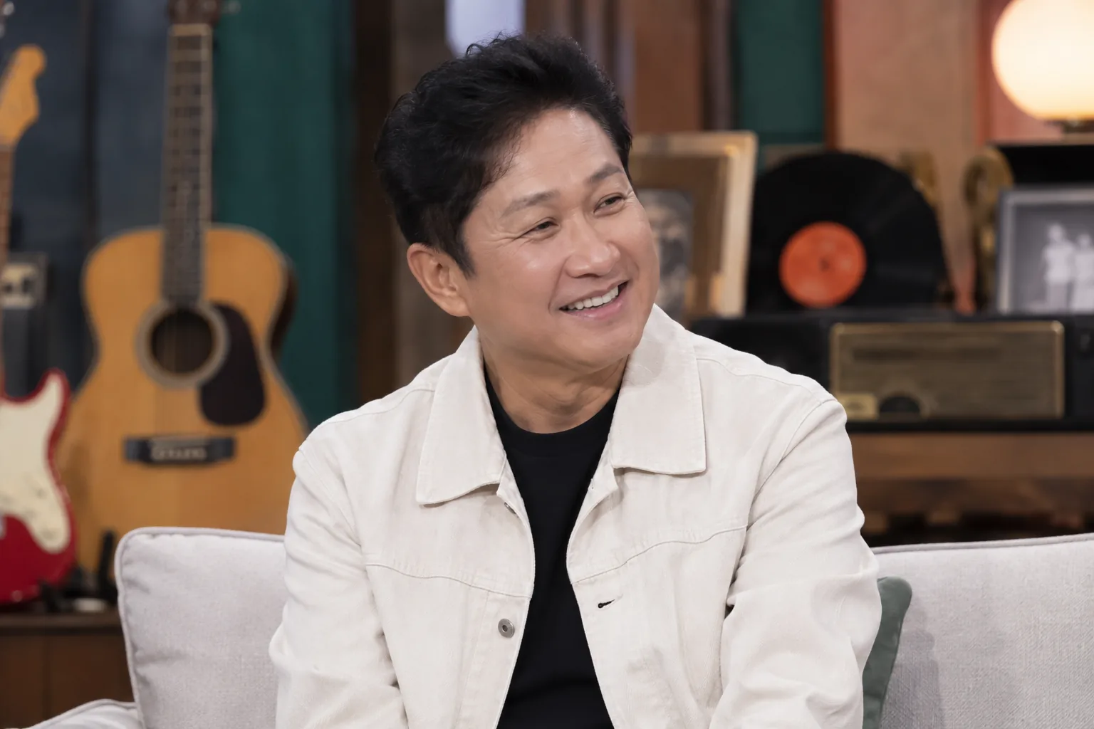 혼인 기록을 확인하고 법적 절차를 거치는 상황을 상징적으로 표현한 이미지