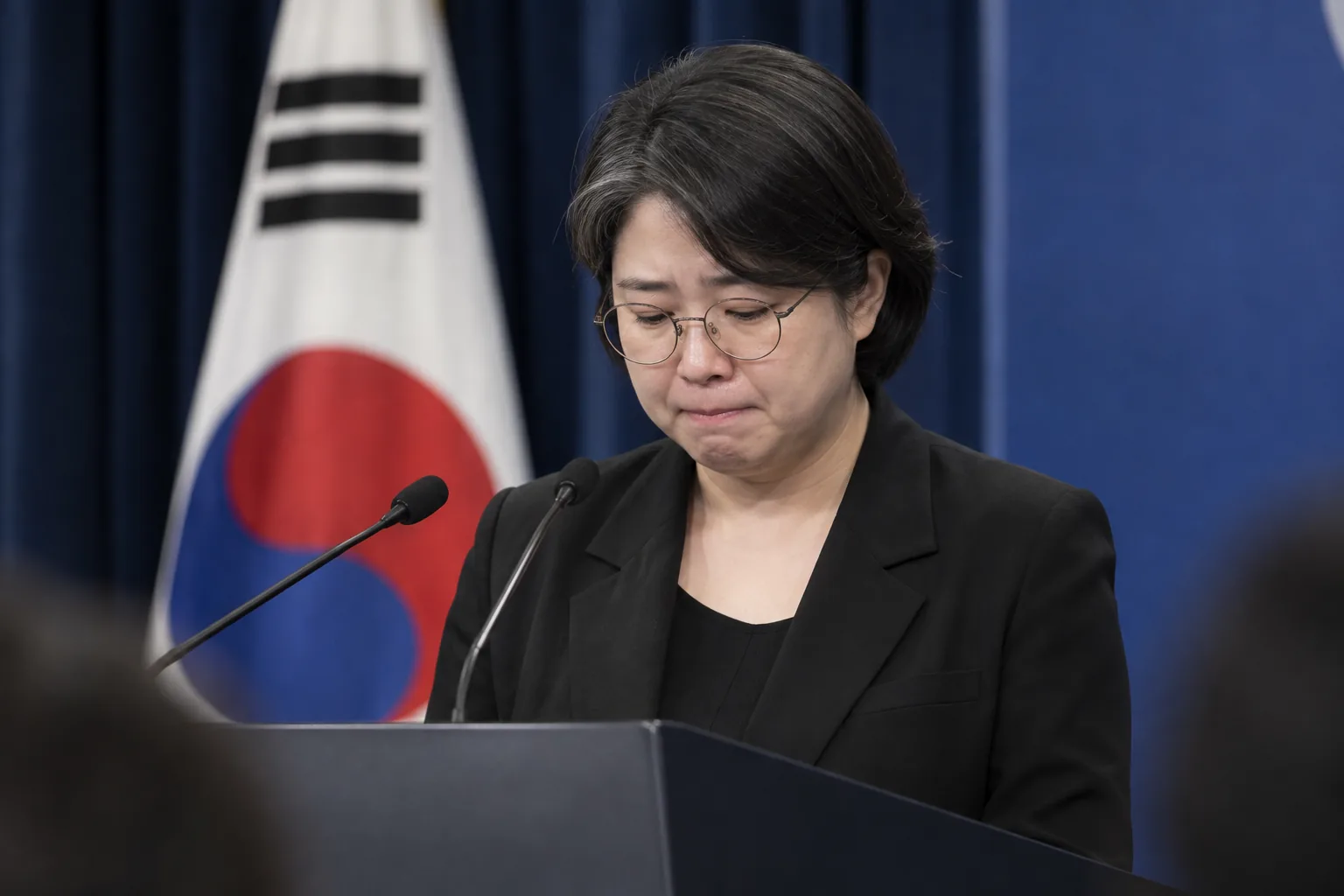 국회 기자회견장에서 장관 후보직 사퇴 입장을 밝히는 모습을 표현한 이미지