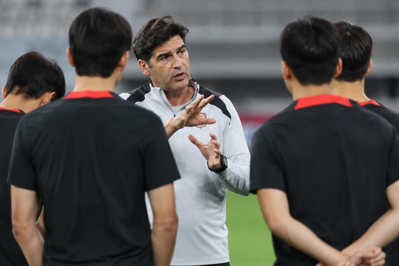모레노 감독과 코치진이 한국 축구대표팀 전술을 논의하는 장면
