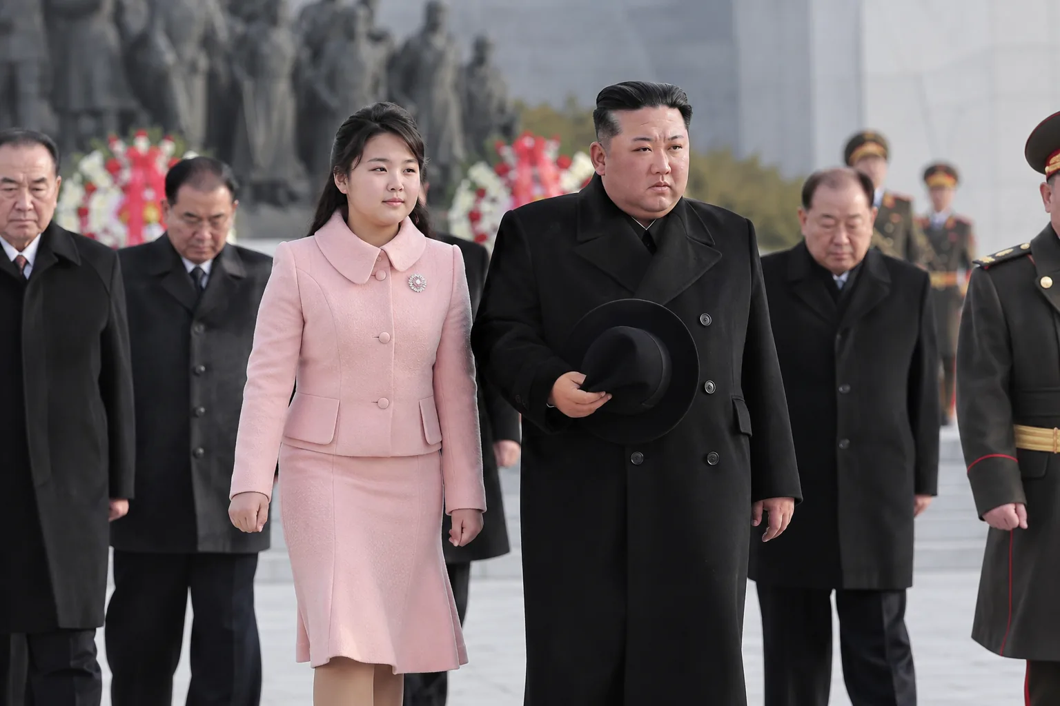 김주애의 차별화된 의상이 북한 권력 승계 신호로 분석되는 장면