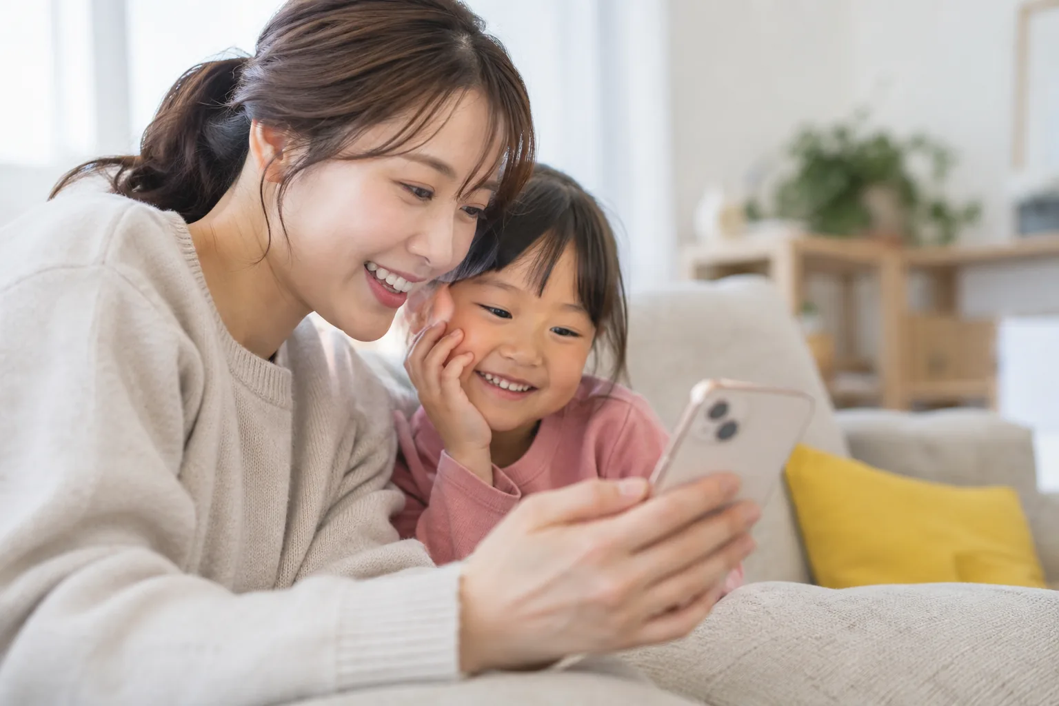 “내 아이 사진인데?”…자녀 사진 SNS 올린 부모 68% 동의 안 구해 배경과 파장을 설명하는 이미지
