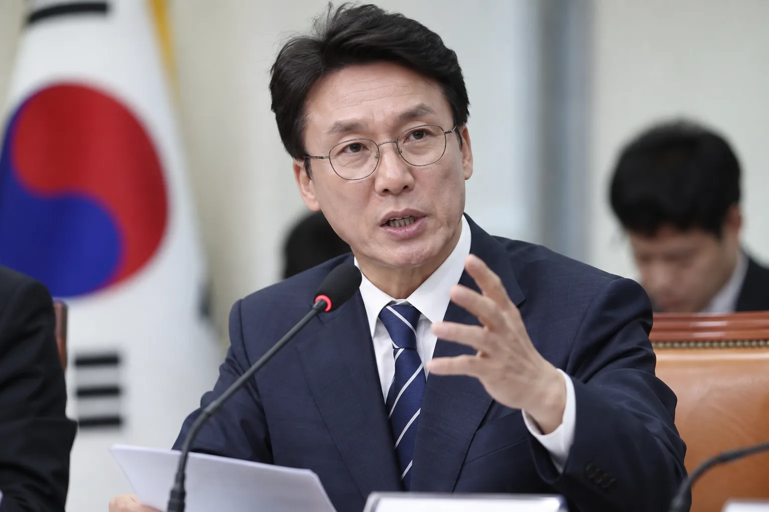 김민석 "힘 모을 시점에 노무현 탄핵 전조와 비슷한 상황…황당하다" 핵심 내용을 시각화한 이미지